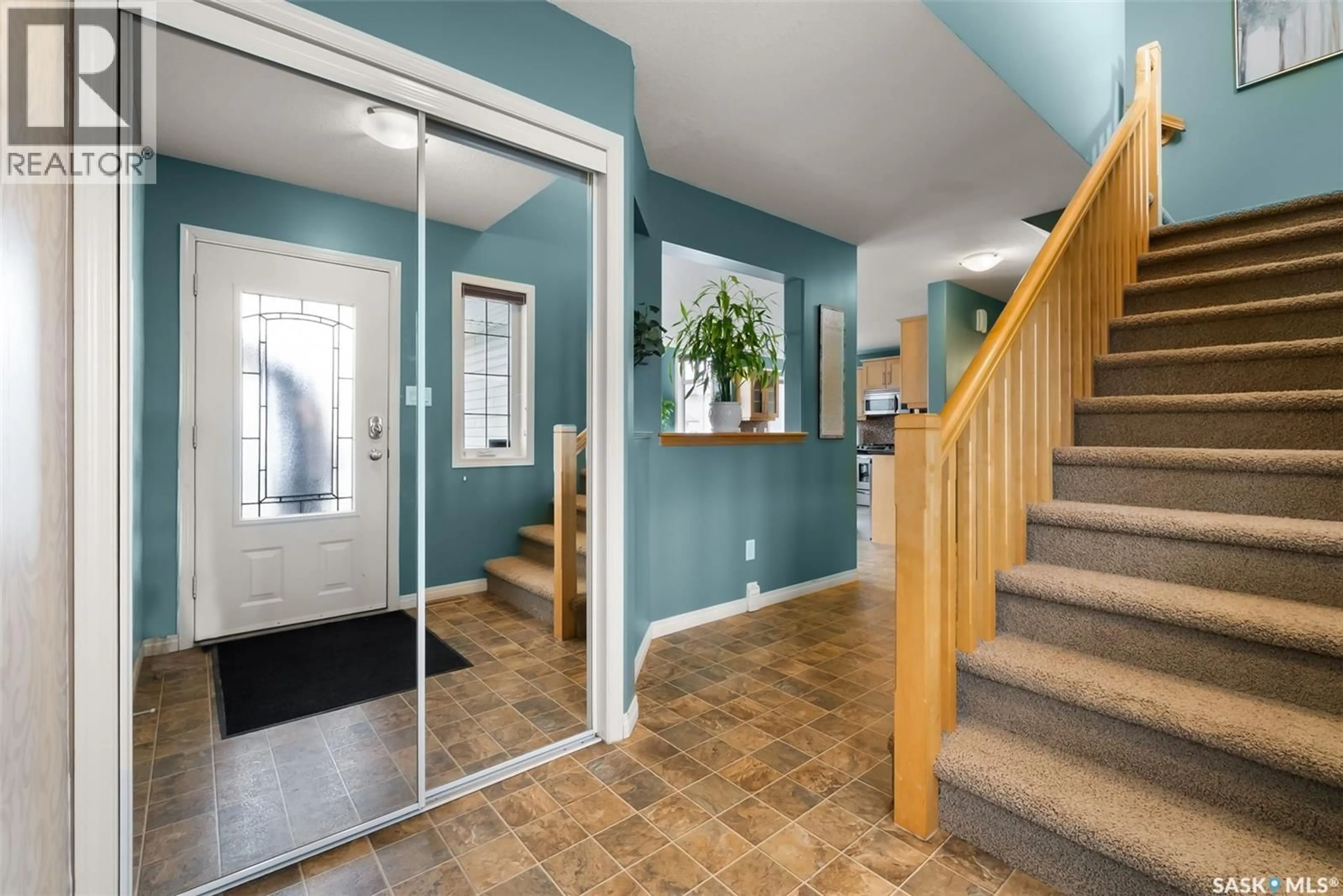 Indoor entryway for 8238 FAIRWAYS WEST DRIVE, Regina Saskatchewan S4Y0A1