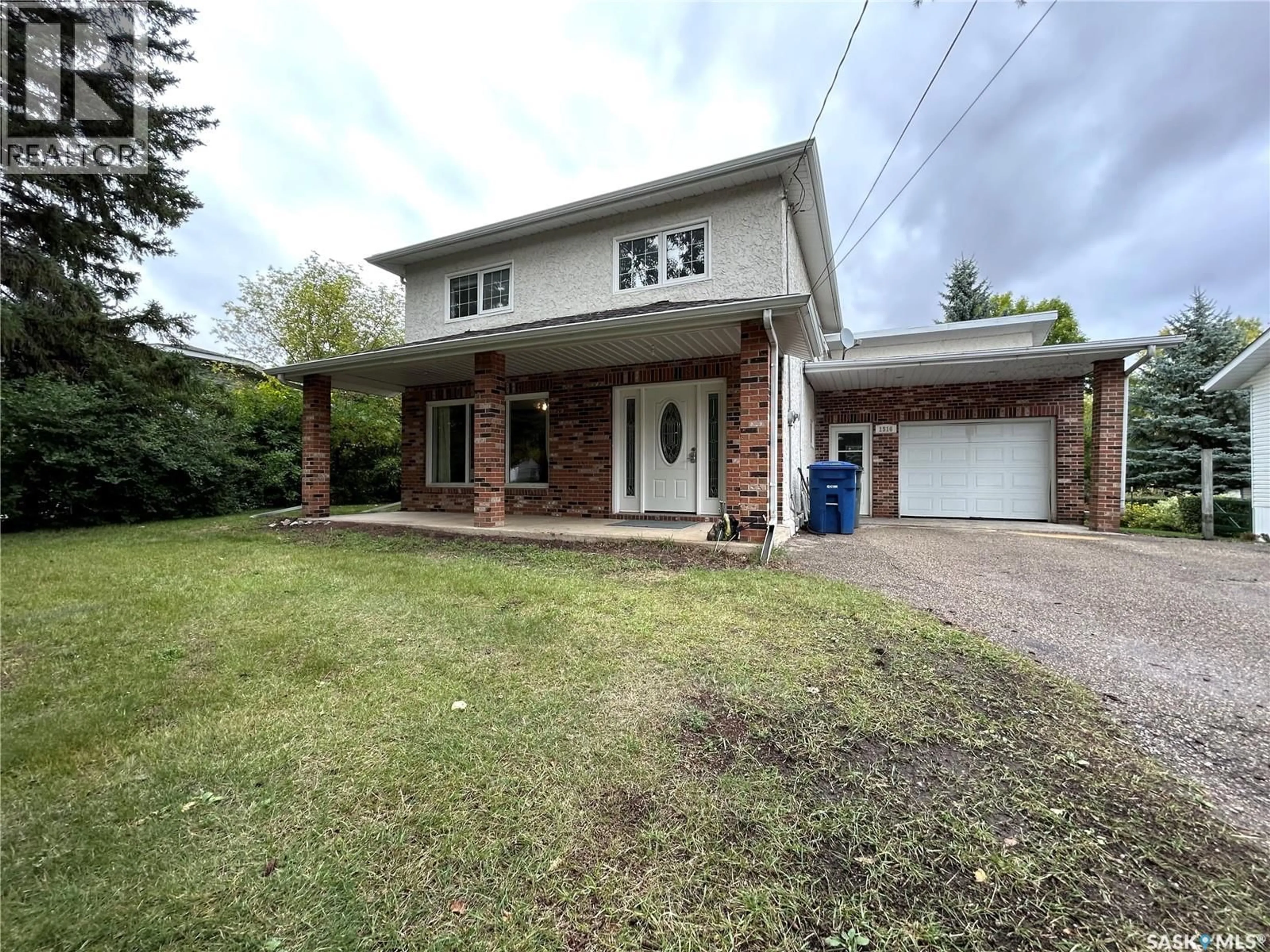 A pic from outside/outdoor area/front of a property/back of a property/a pic from drone, street for 1516 BROADWAY AVENUE, Moosomin Saskatchewan S0G3N0