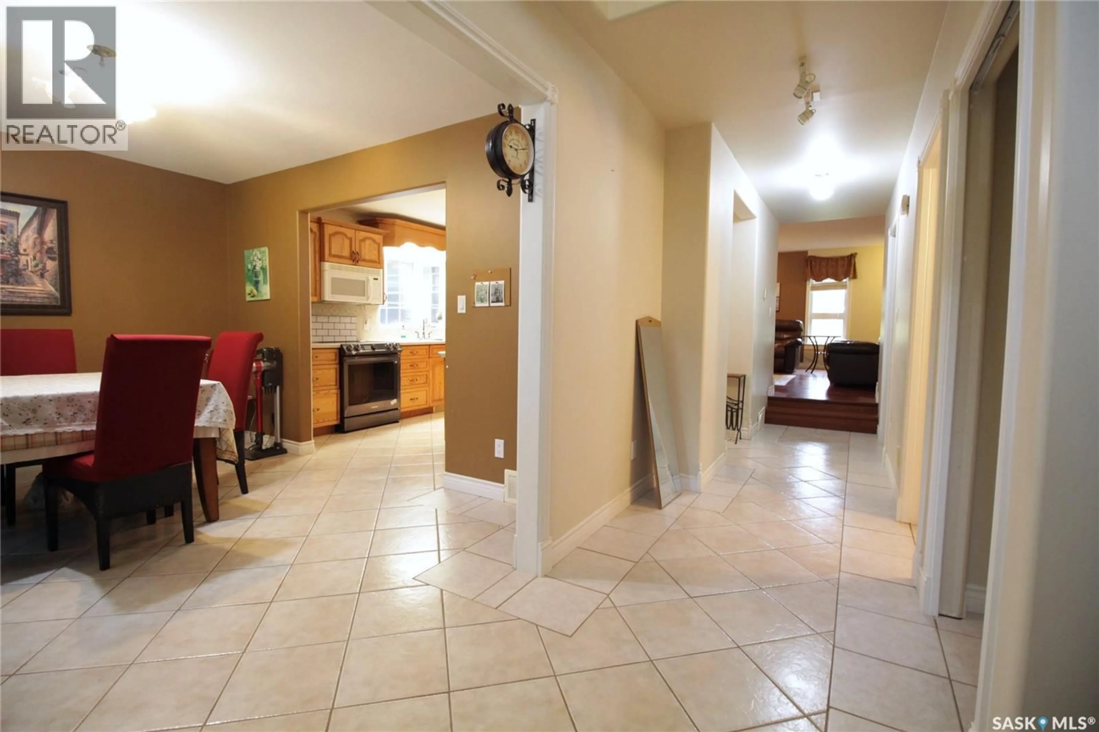 Indoor foyer for 1516 BROADWAY AVENUE, Moosomin Saskatchewan S0G3N0
