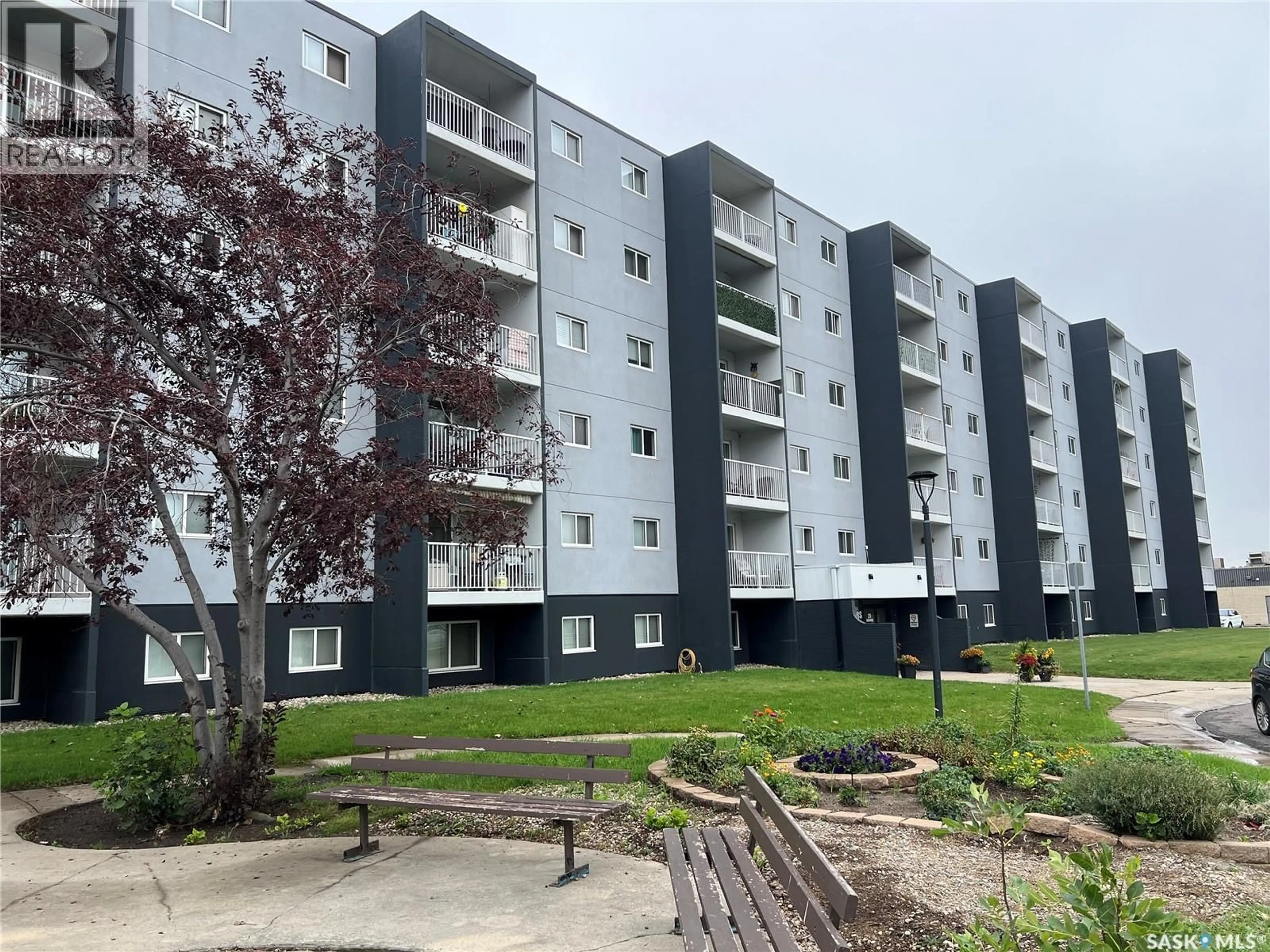 A pic from outside/outdoor area/front of a property/back of a property/a pic from drone, street for 510 20 KLEISINGER CRESCENT, Regina Saskatchewan S4R7M3