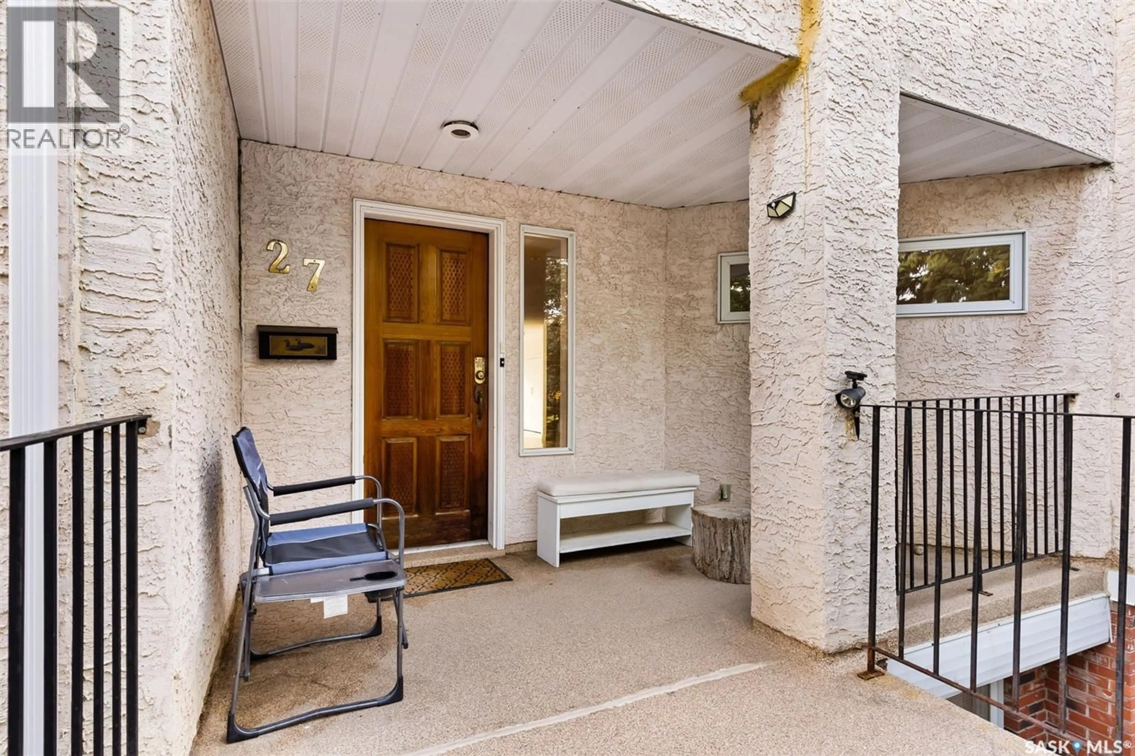 Indoor foyer for 27 2338 ASSINIBOINE AVENUE, Regina Saskatchewan S4V2G2