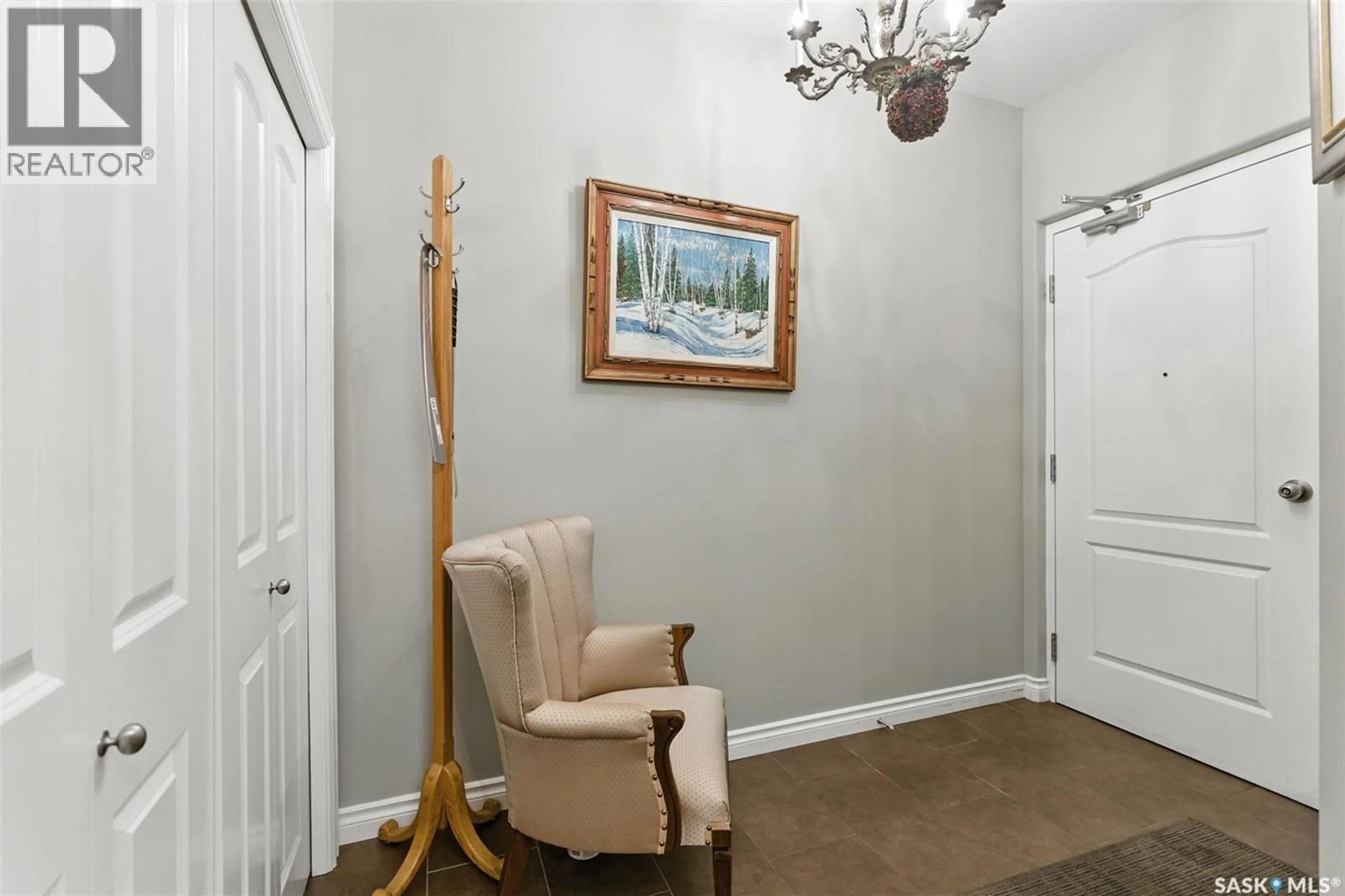Indoor foyer for 227 - 303 PINEHOUSE DRIVE, Saskatoon Saskatchewan S7K6N9