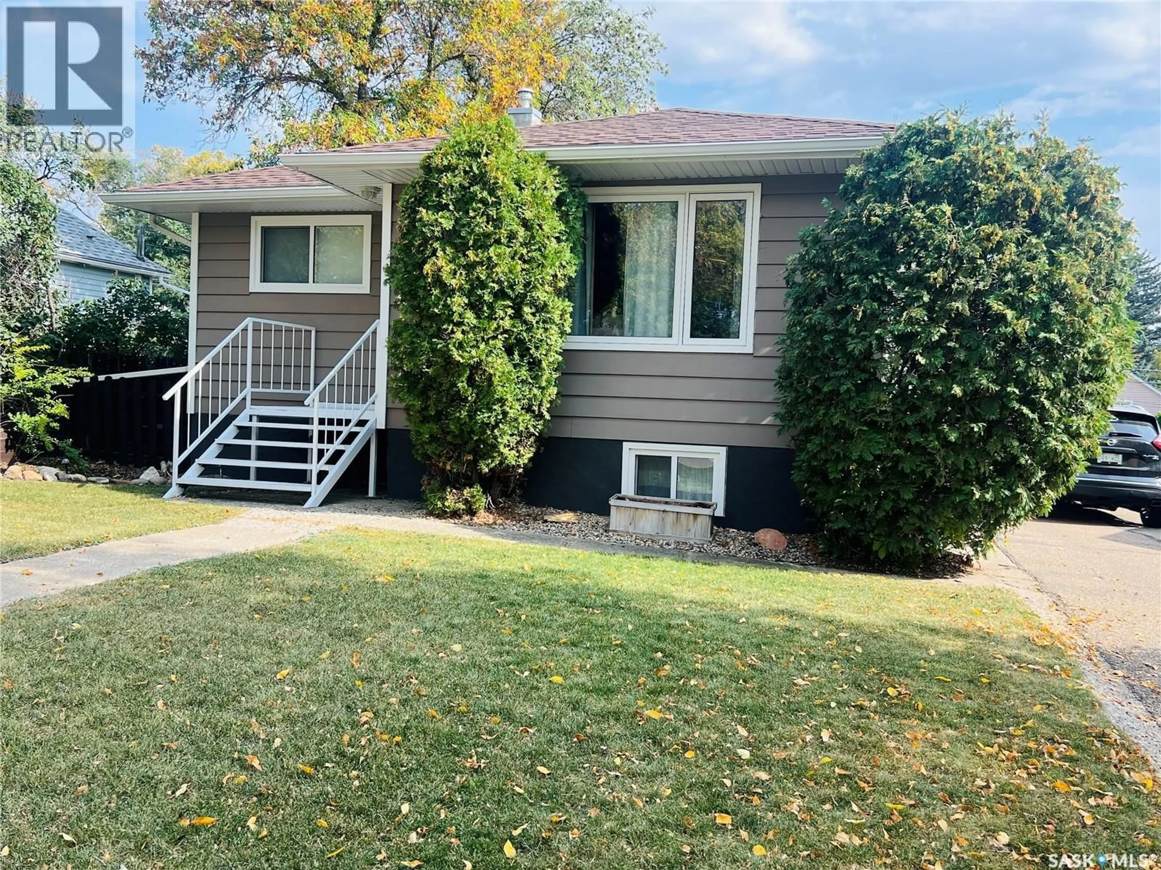 Home with vinyl exterior material, street for 369 9TH AVENUE, Swift Current Saskatchewan S9H1A8