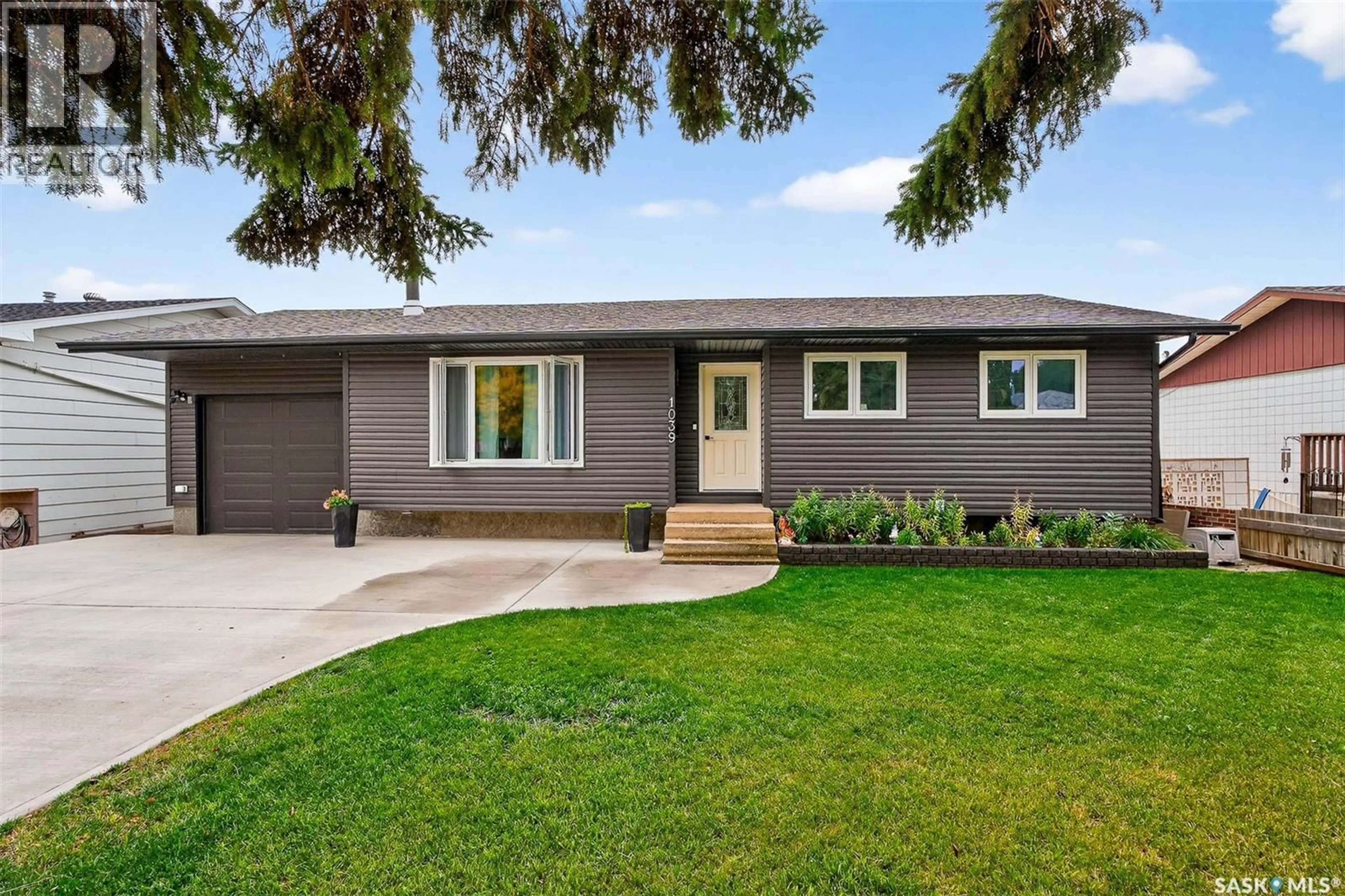 Home with vinyl exterior material, street for 1039 HOCHELAGA STREET, Moose Jaw Saskatchewan S6H2J1