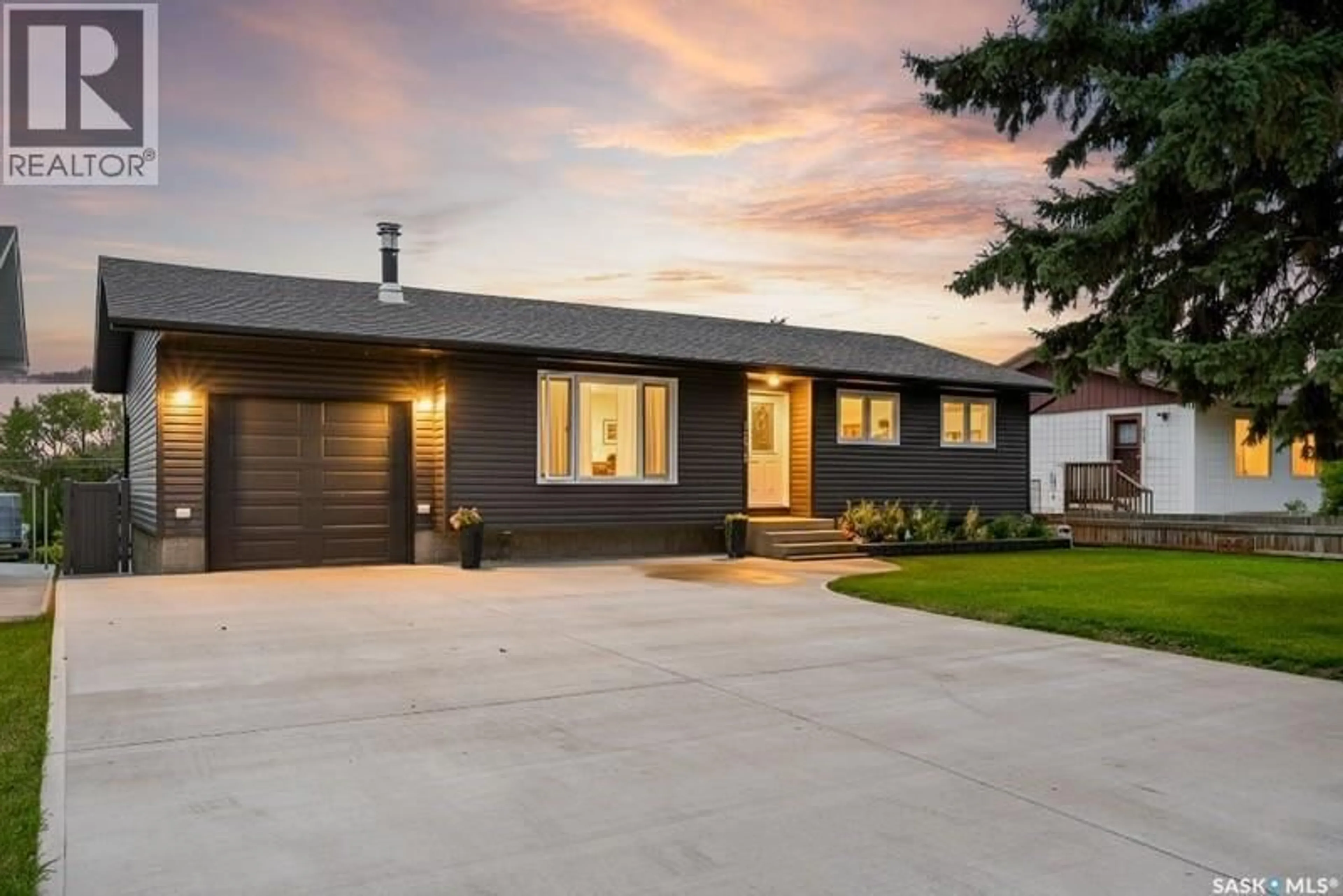 Home with vinyl exterior material, street for 1039 HOCHELAGA STREET, Moose Jaw Saskatchewan S6H2J1