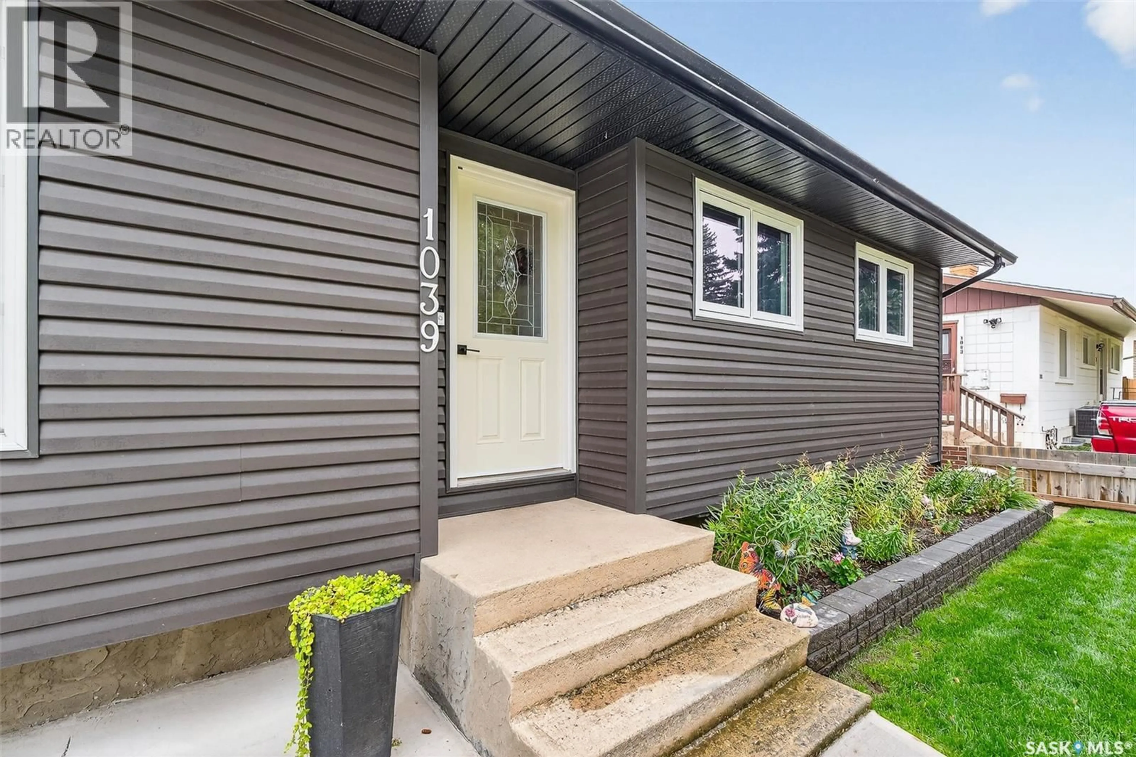 Home with vinyl exterior material, street for 1039 HOCHELAGA STREET, Moose Jaw Saskatchewan S6H2J1