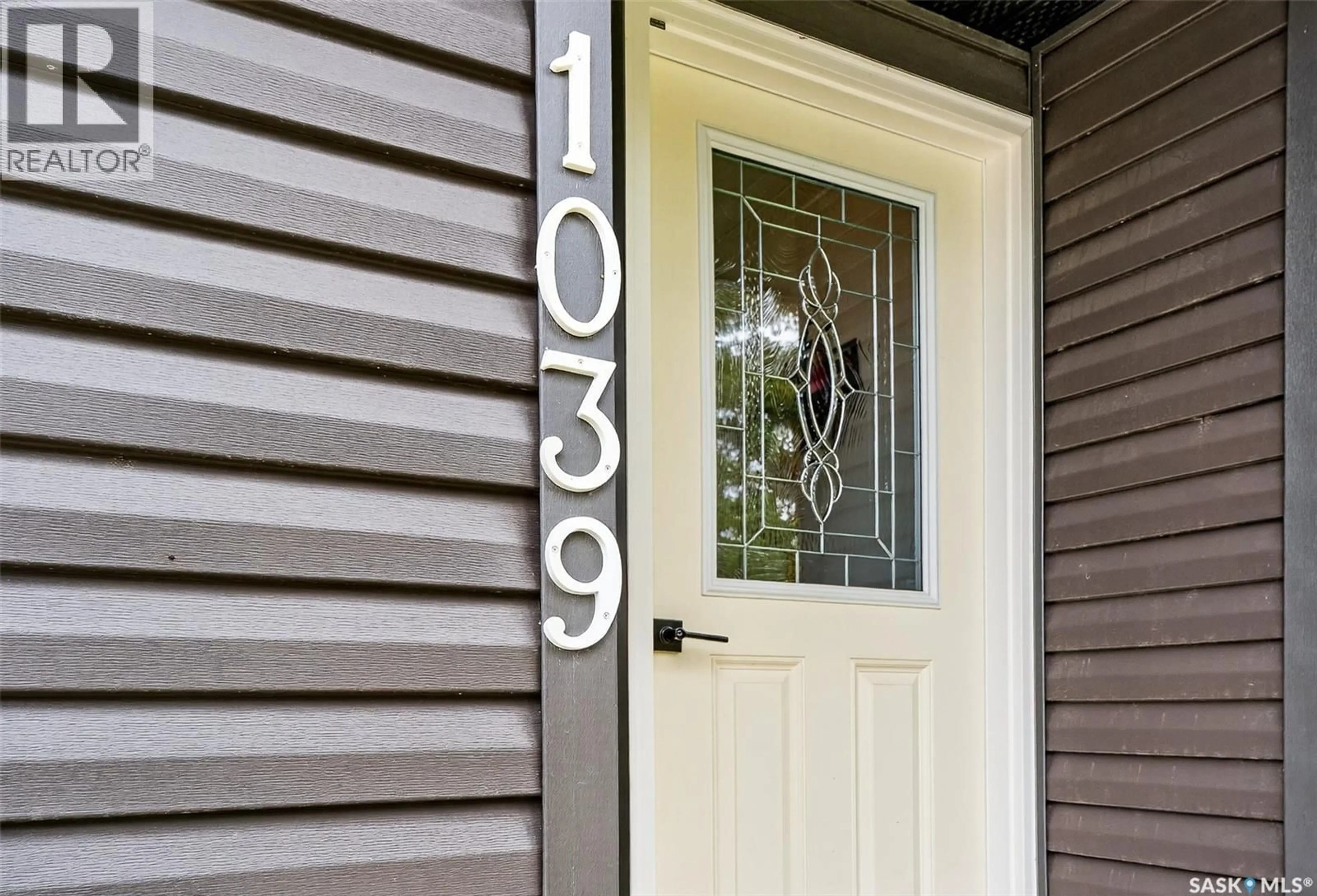 Home with vinyl exterior material, street for 1039 HOCHELAGA STREET, Moose Jaw Saskatchewan S6H2J1