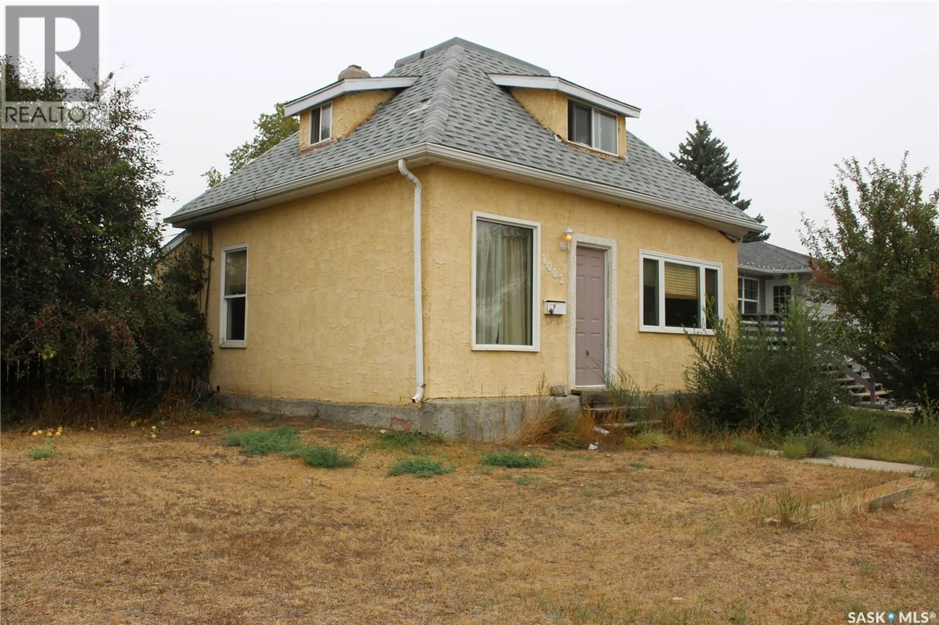 Home with vinyl exterior material, building for 1002 OMINICA STREET, Moose Jaw Saskatchewan S6H0J3