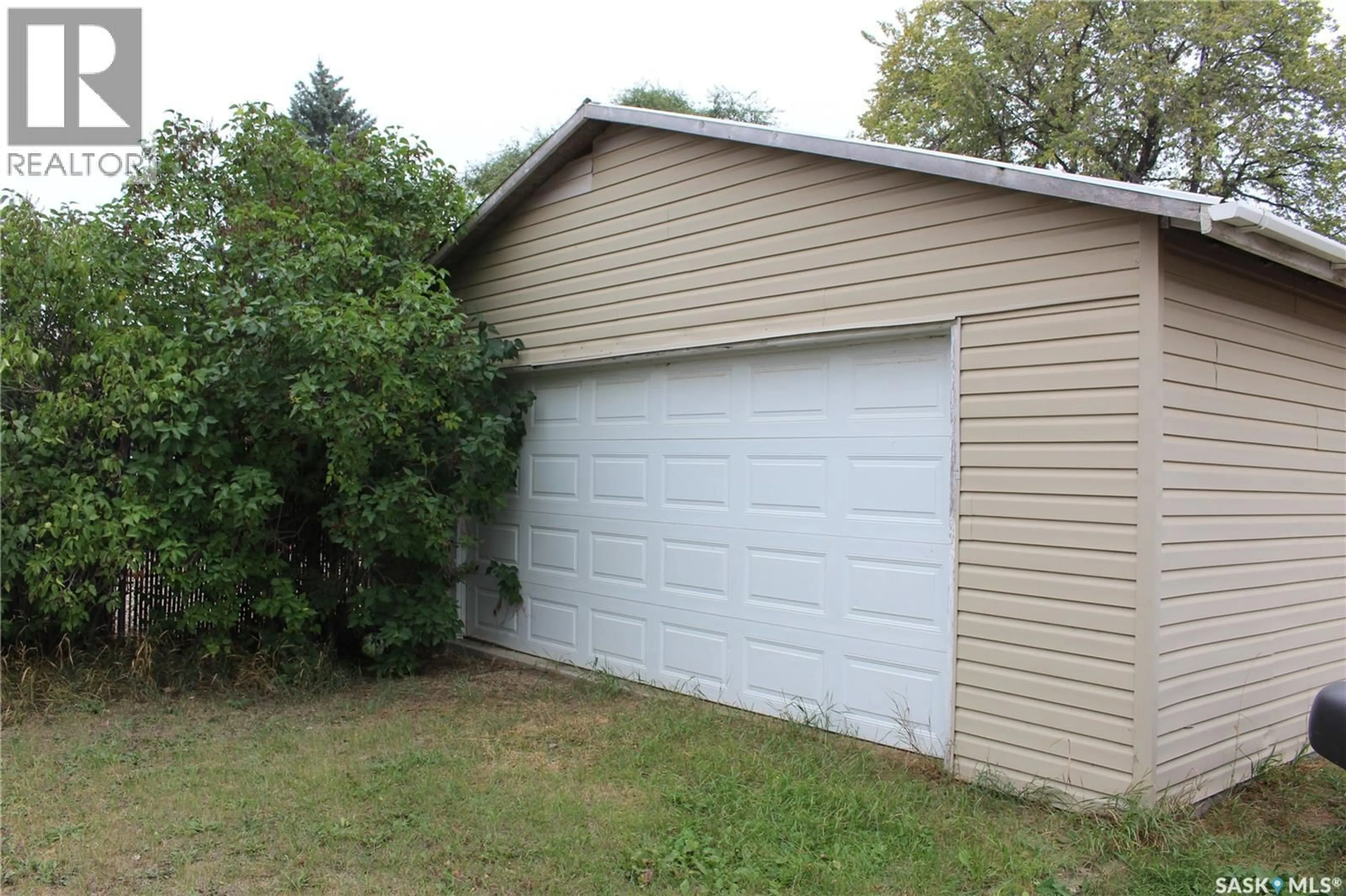 Shed for 1002 OMINICA STREET, Moose Jaw Saskatchewan S6H0J3