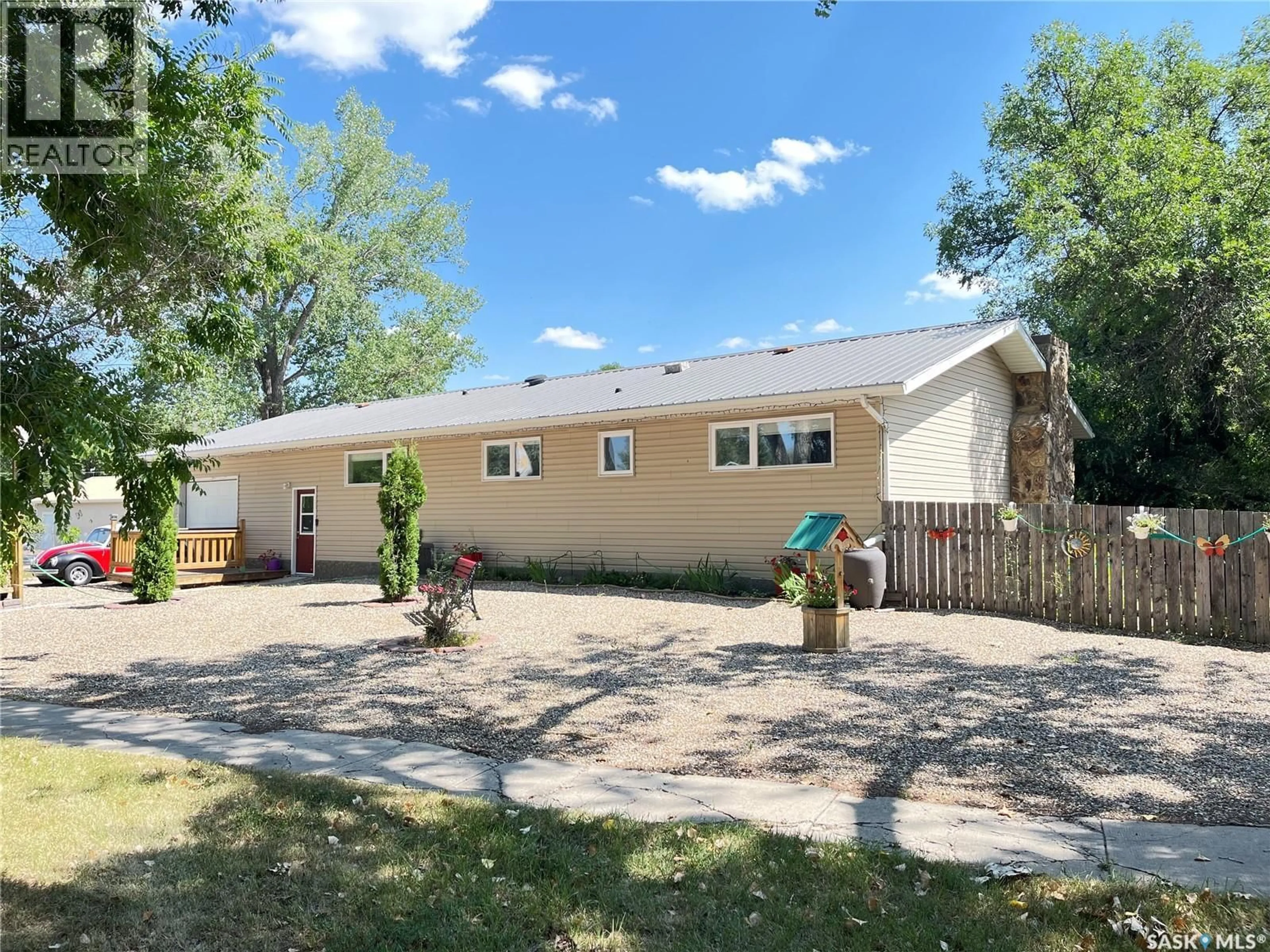 Home with vinyl exterior material, street for 202 HOOD STREET, Maple Creek Saskatchewan S0N1N0
