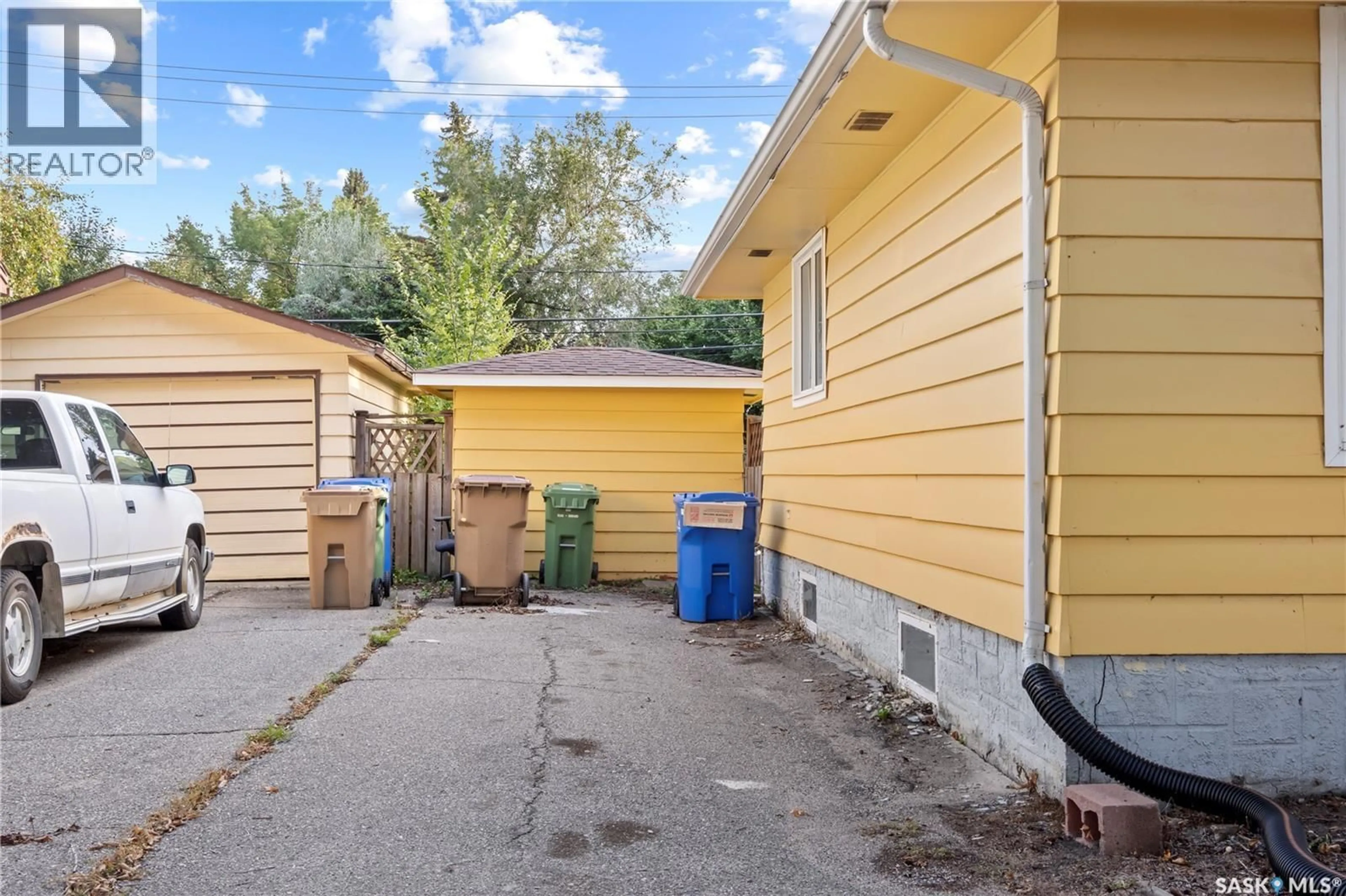 Patio, street for 94 DUNNING CRESCENT, Regina Saskatchewan S4S3W1