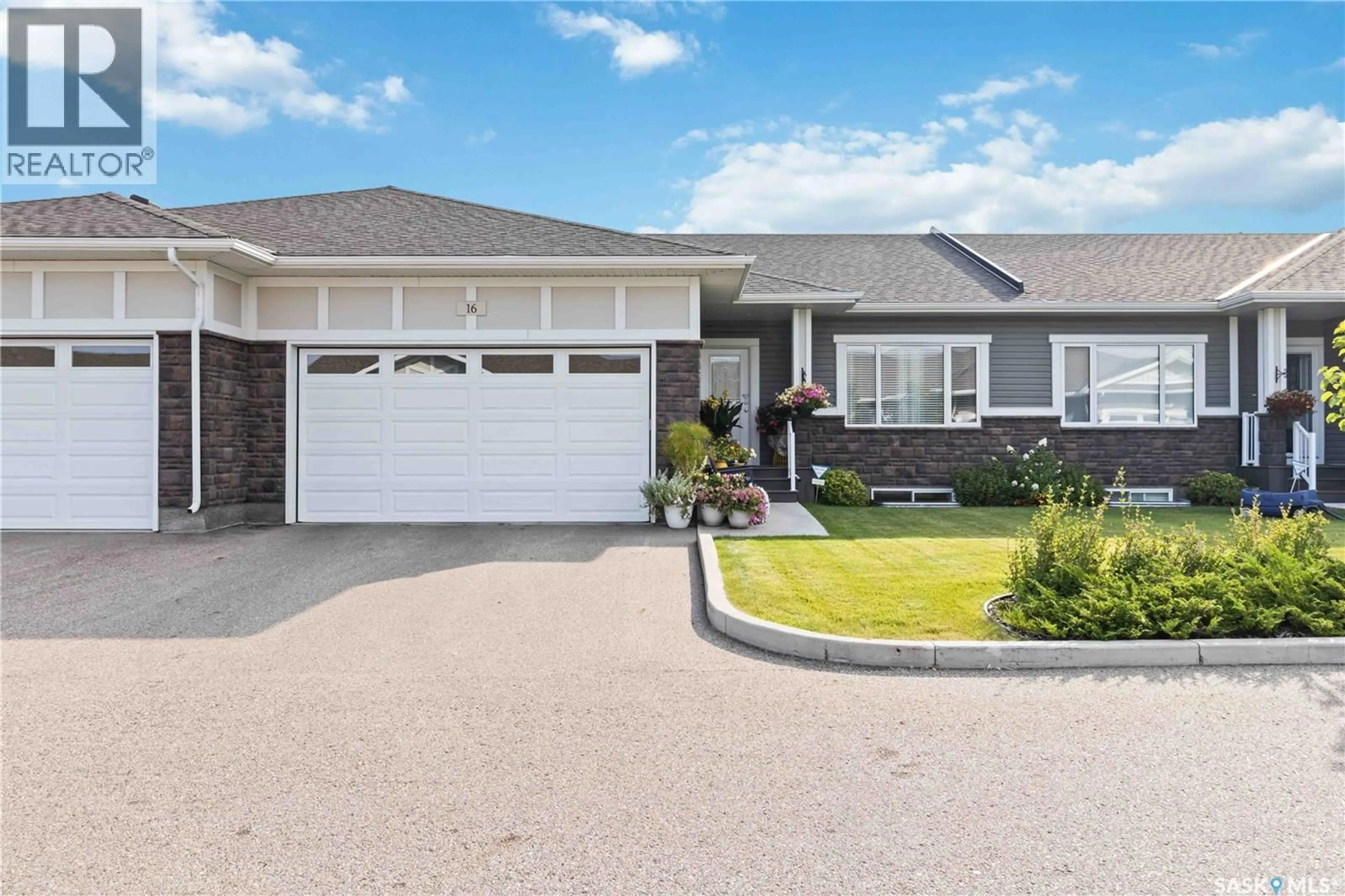 Home with vinyl exterior material, street for 16 3210 11TH STREET, Saskatoon Saskatchewan S7M5Y3