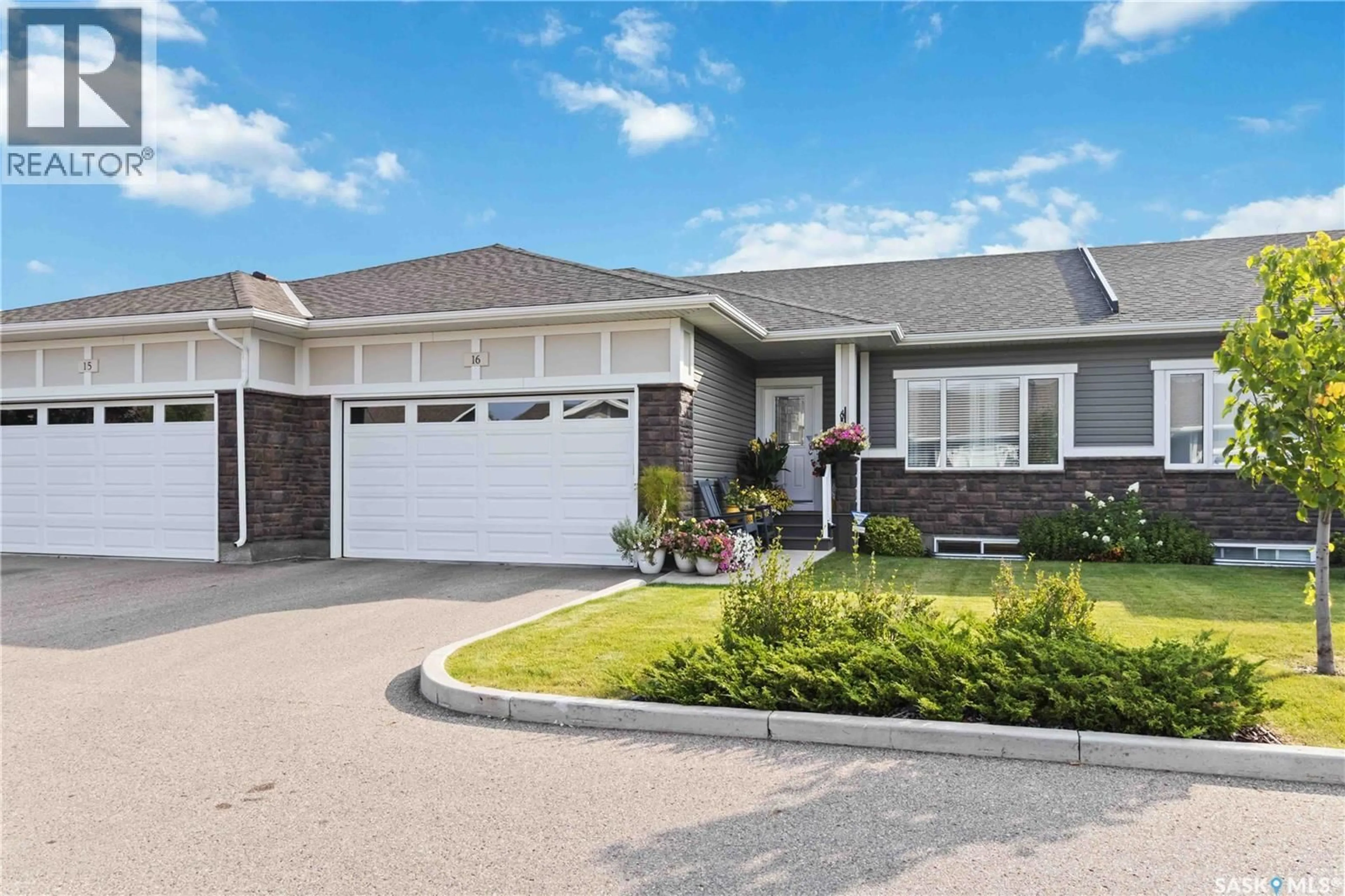 Home with vinyl exterior material, street for 16 3210 11TH STREET, Saskatoon Saskatchewan S7M5Y3