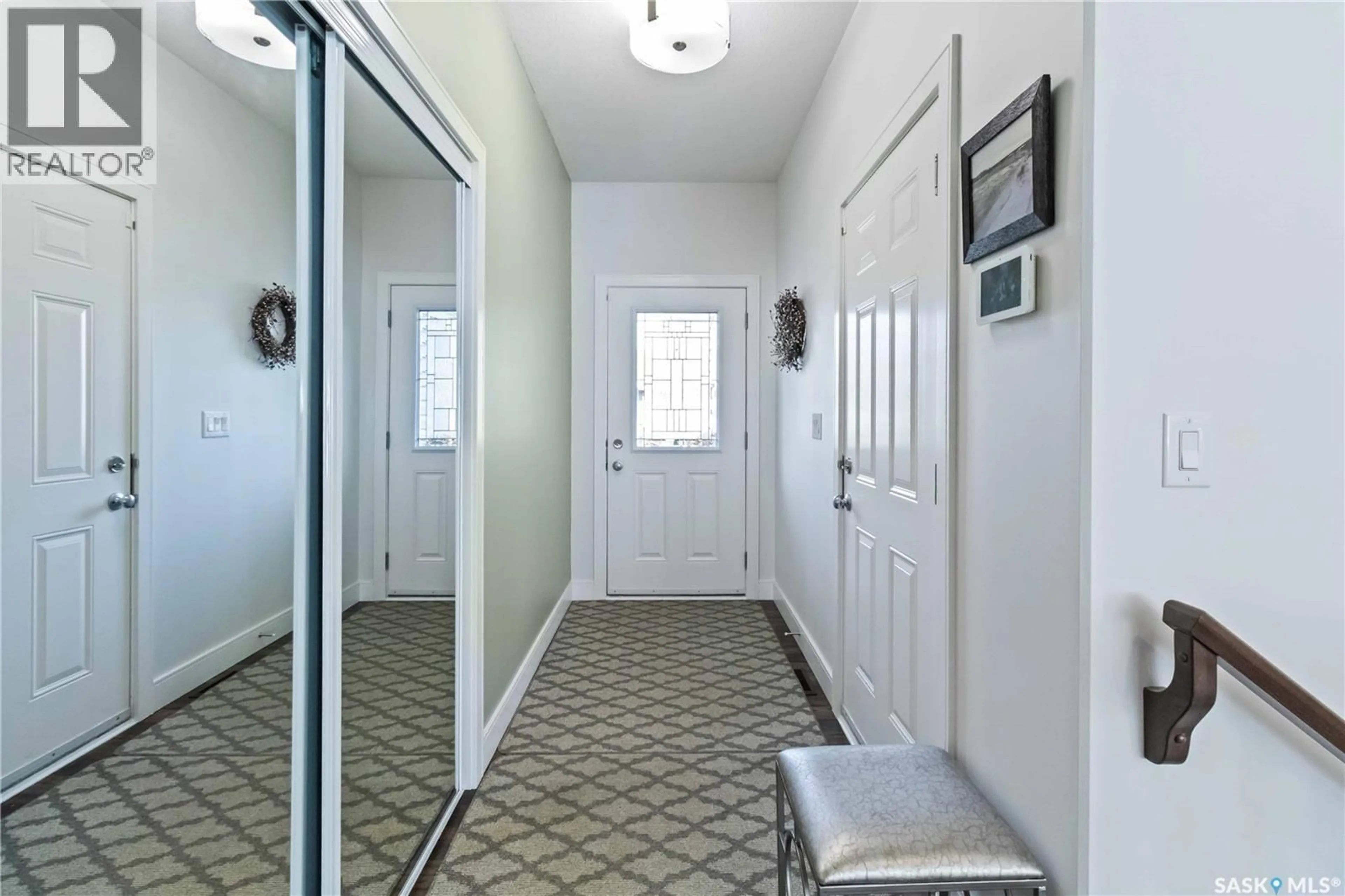 Indoor entryway for 16 3210 11TH STREET, Saskatoon Saskatchewan S7M5Y3