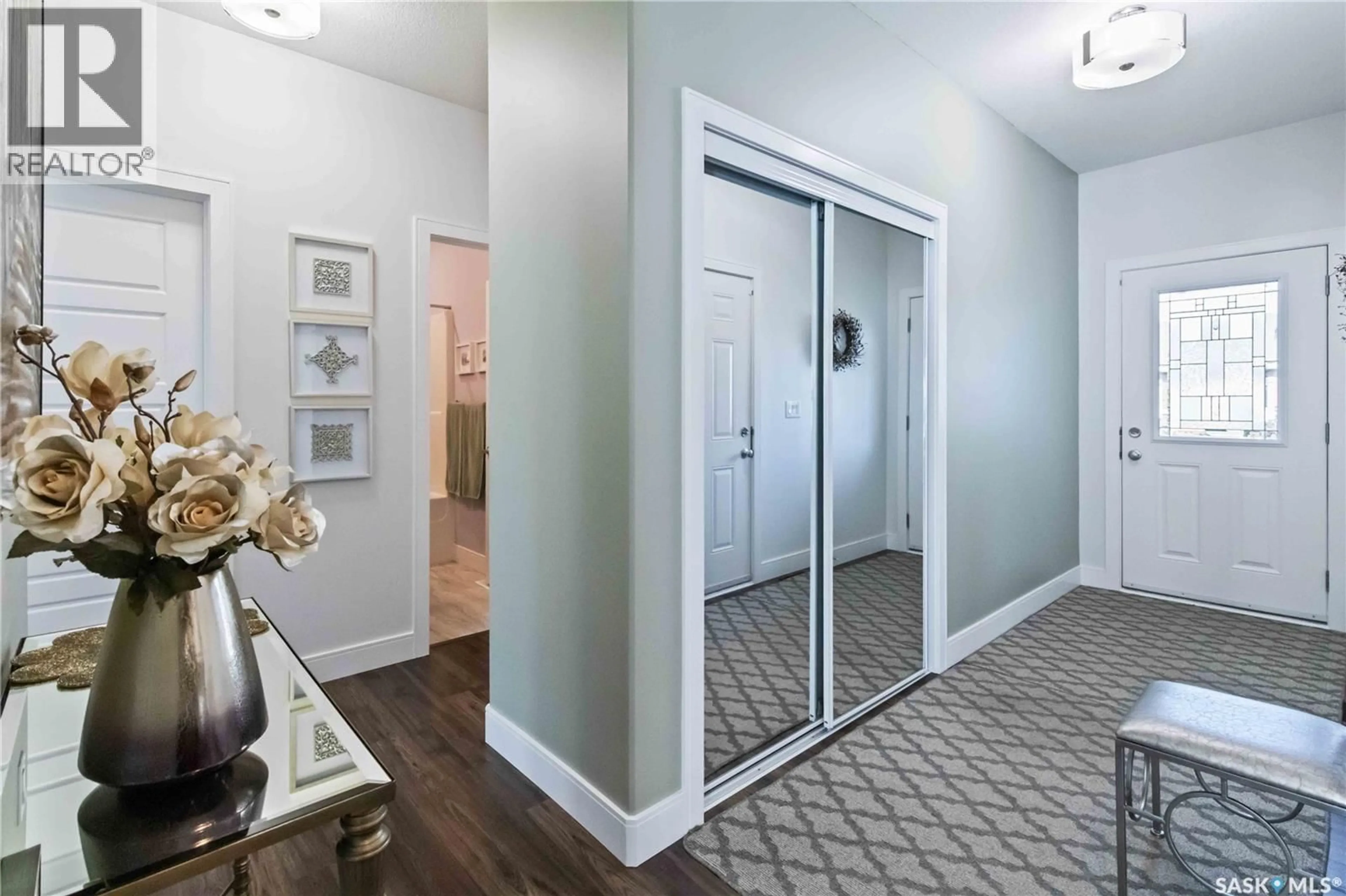 Indoor entryway for 16 3210 11TH STREET, Saskatoon Saskatchewan S7M5Y3