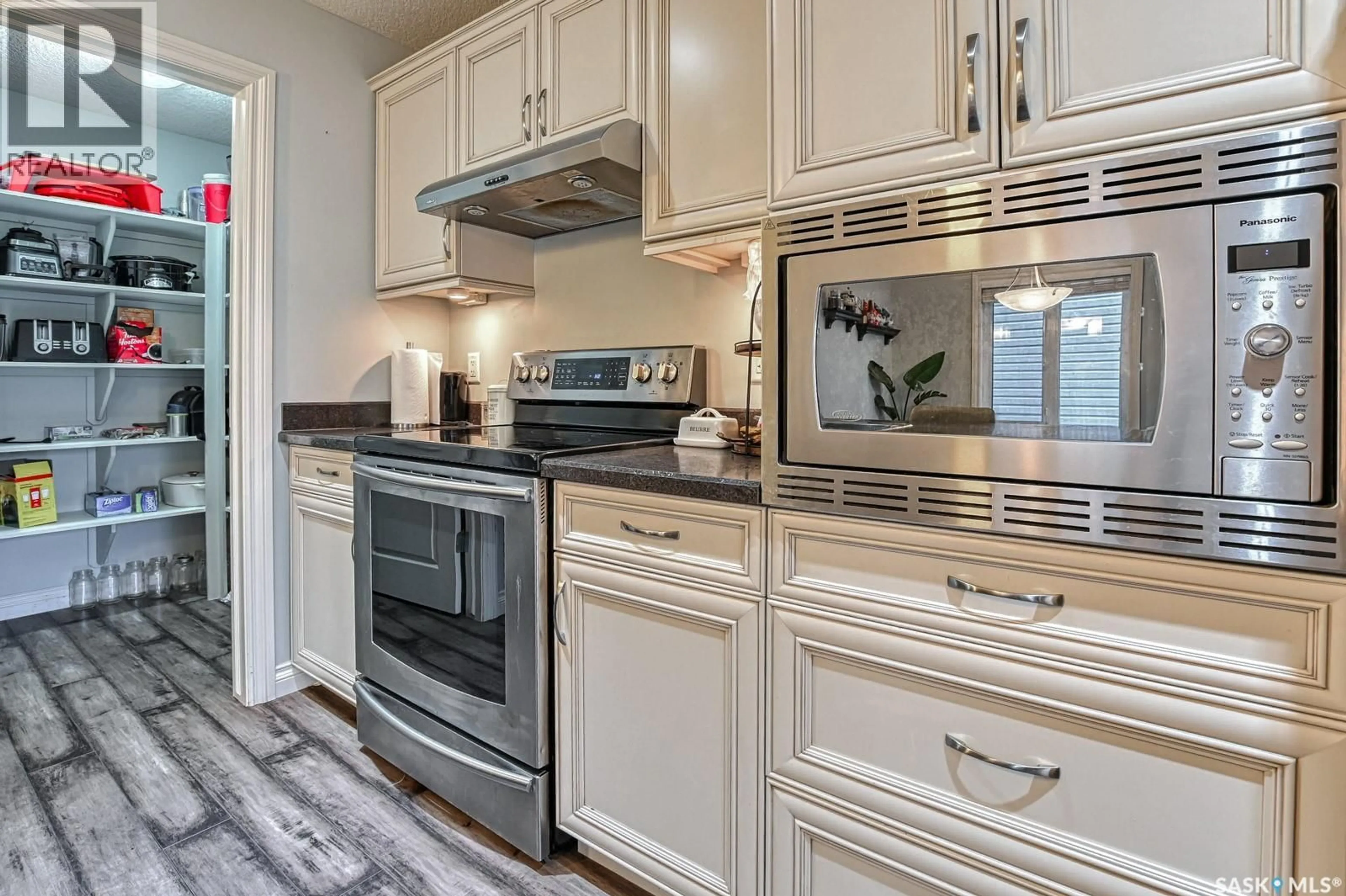 Open concept kitchen, ceramic/tile floor for 8721 ARCHER LANE, Regina Saskatchewan S4Y0B9