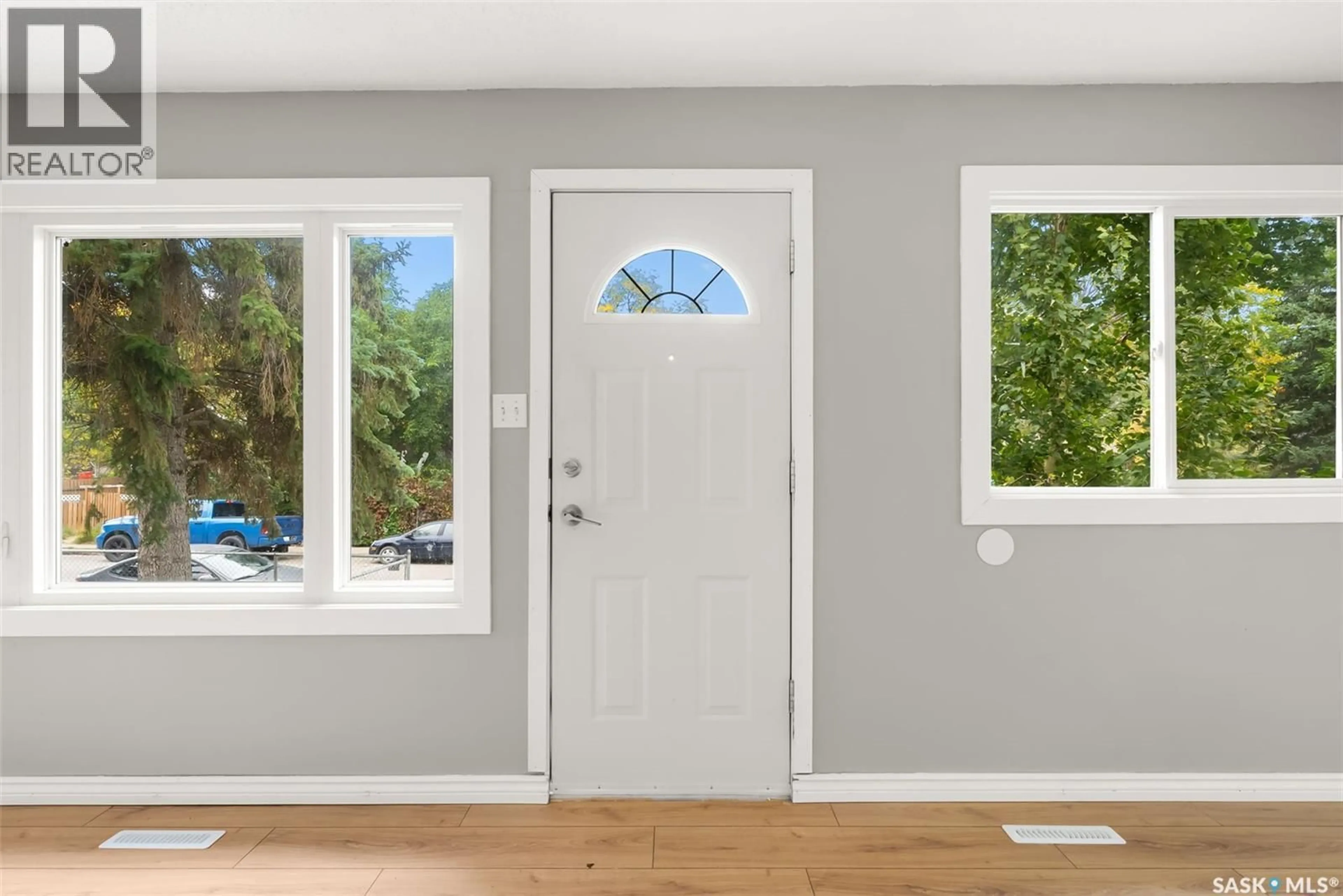 Indoor entryway for 1035 ROBINSON STREET, Regina Saskatchewan S4T2M8