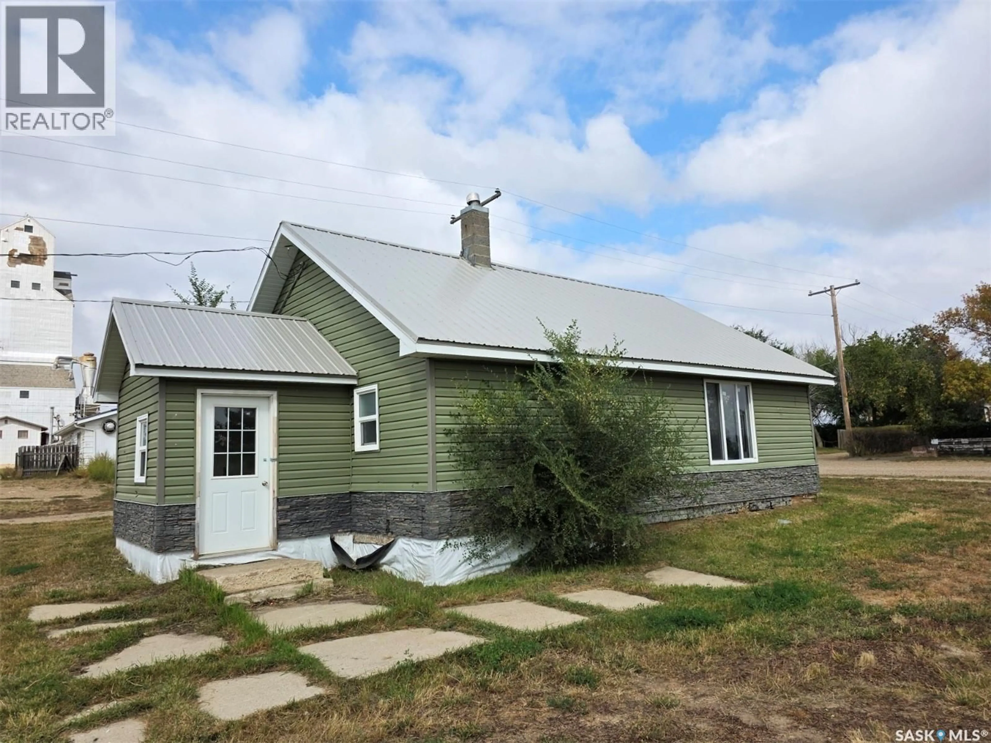 Home with vinyl exterior material, building for 163 WALLACE STREET, Mankota Saskatchewan S0H2W0