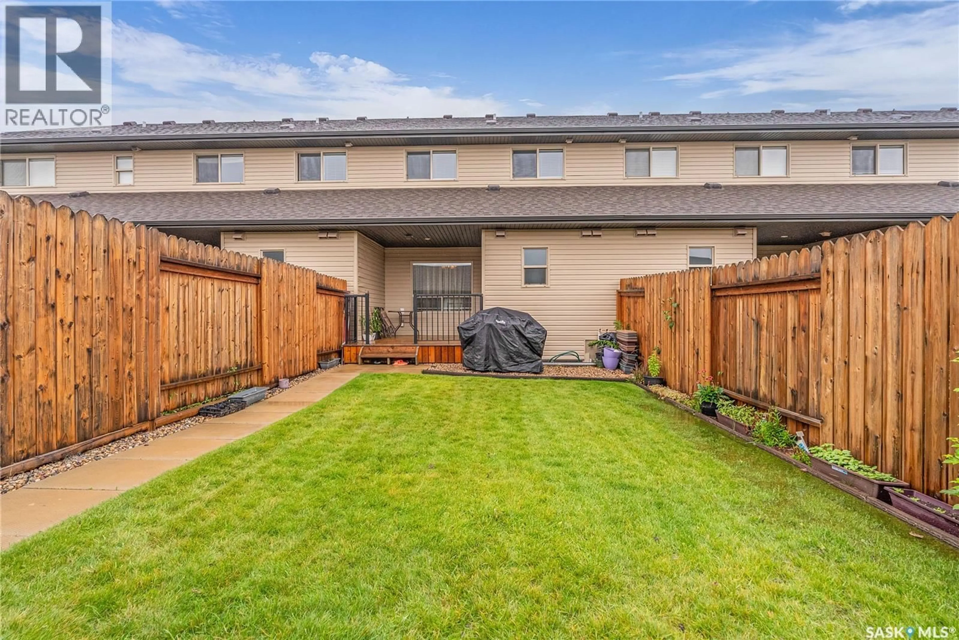 Patio, street for 230 MANINGAS BEND, Saskatoon Saskatchewan S7P0A5