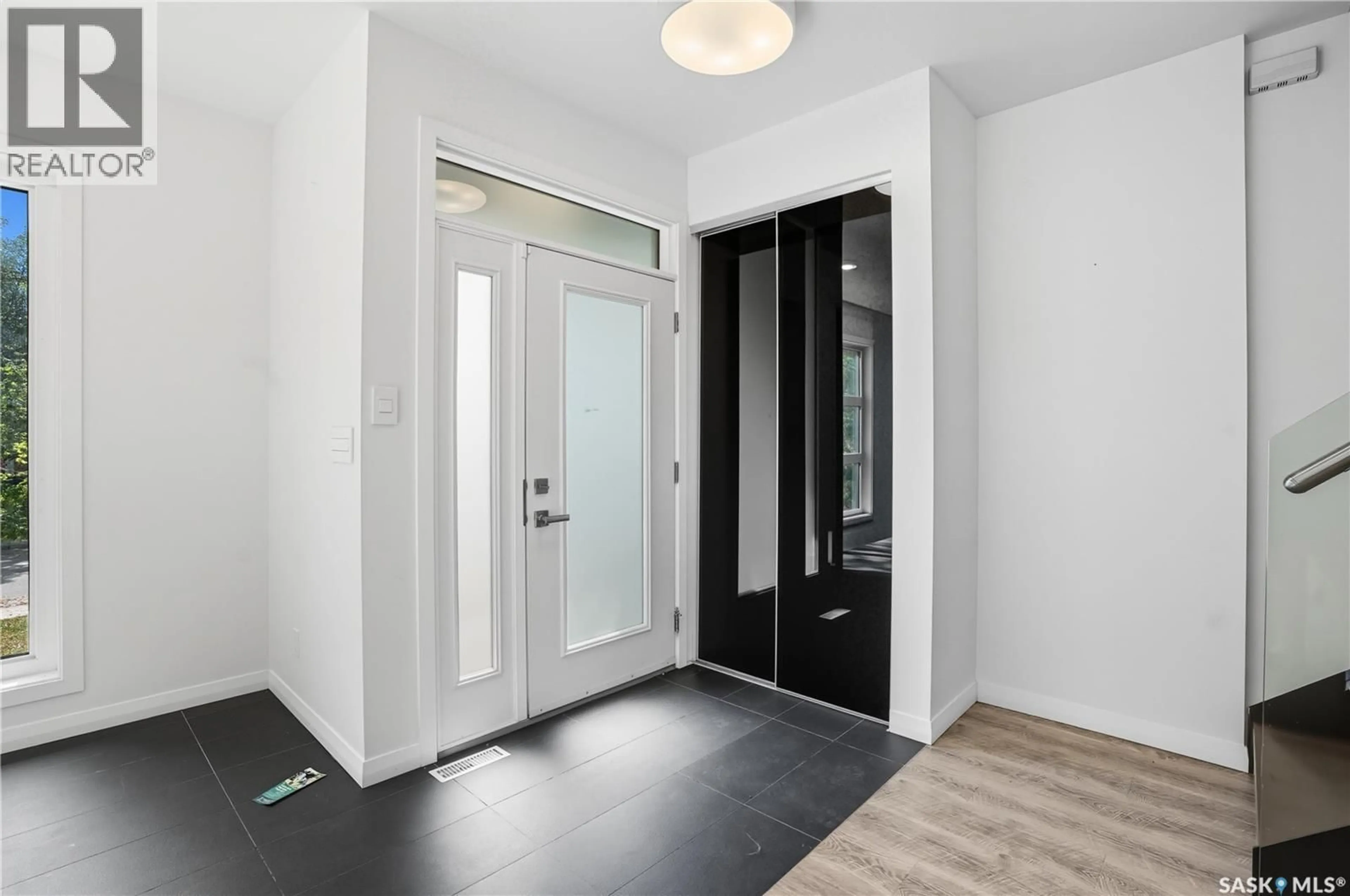 Indoor entryway for 1105 7TH STREET, Saskatoon Saskatchewan S7H0Y9