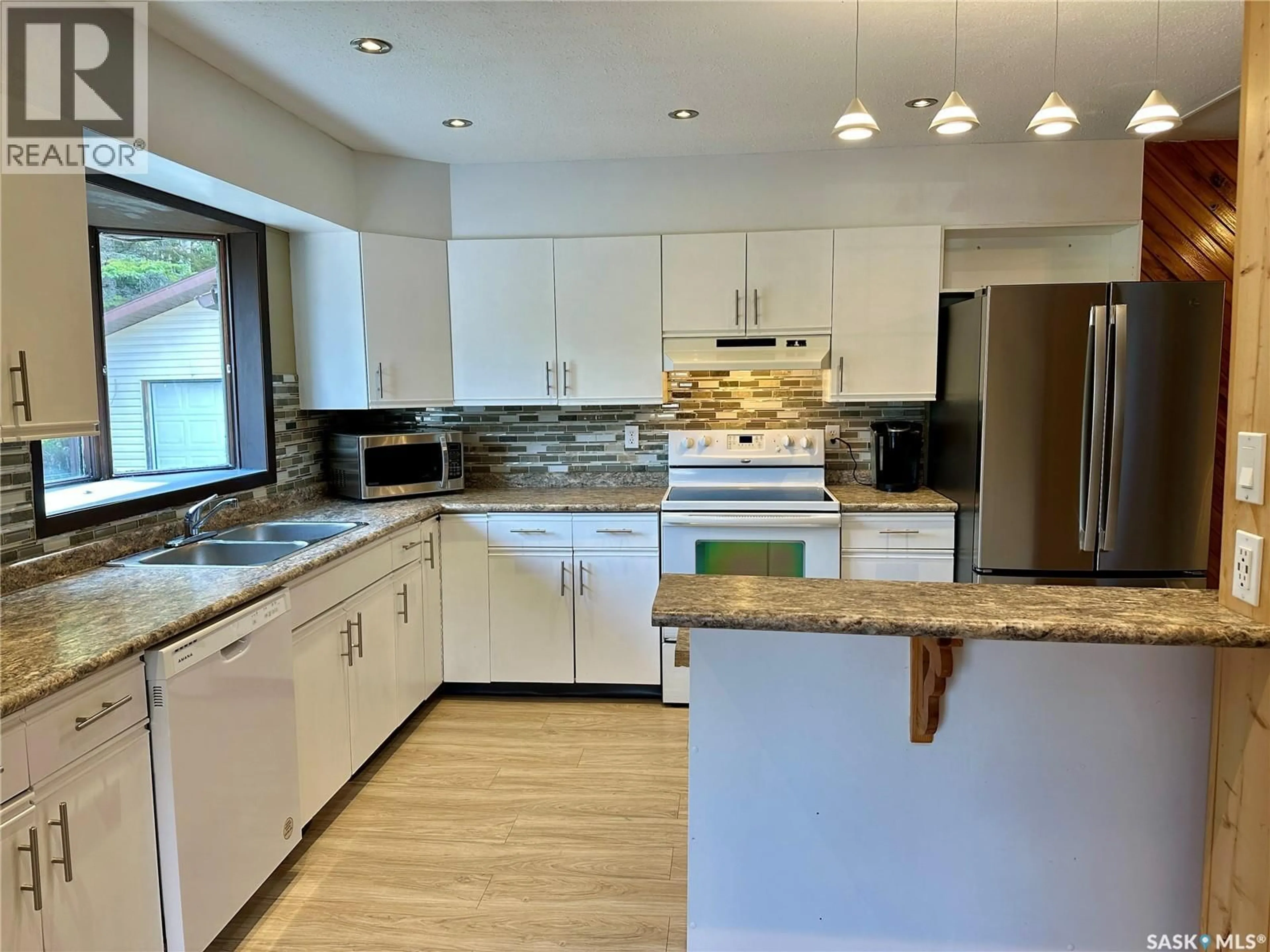 Open concept kitchen, unknown for 200 VICKERS CRESCENT, Air Ronge Saskatchewan S0J3G0
