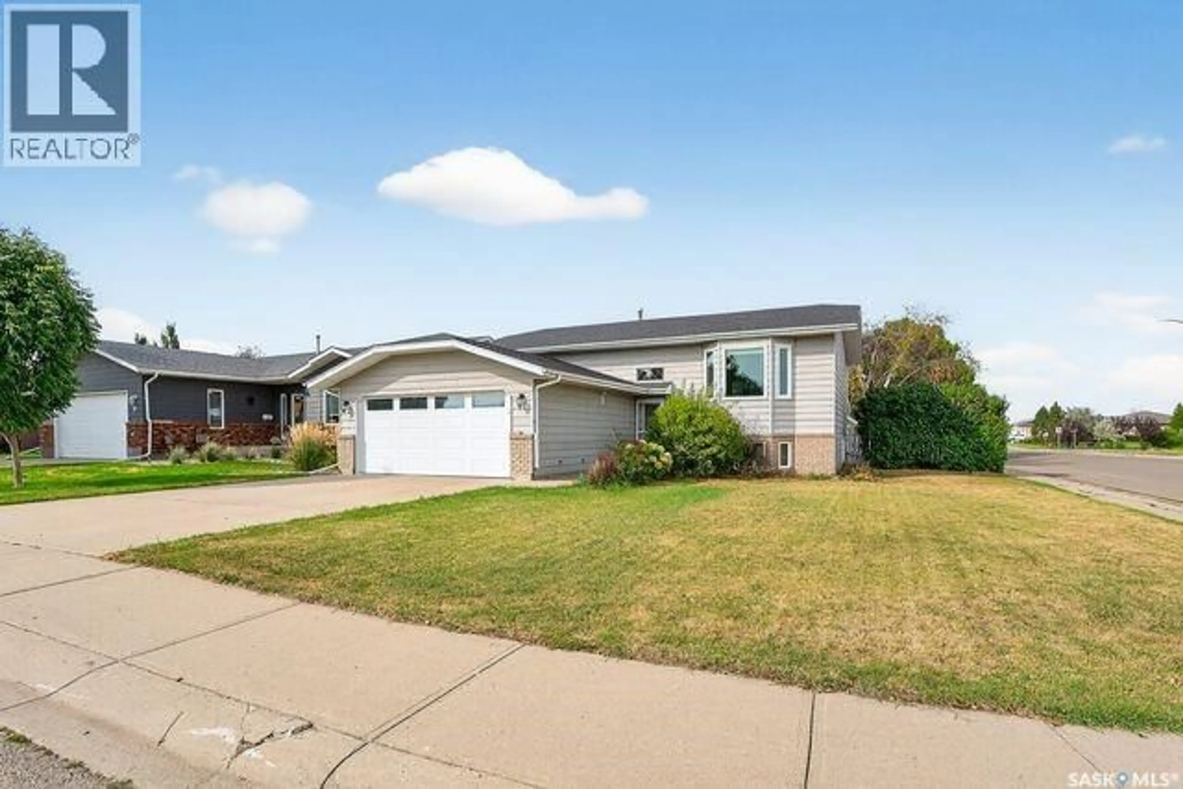 Home with vinyl exterior material, street for 4 LEWRY CRESCENT, Moose Jaw Saskatchewan S6J1J8