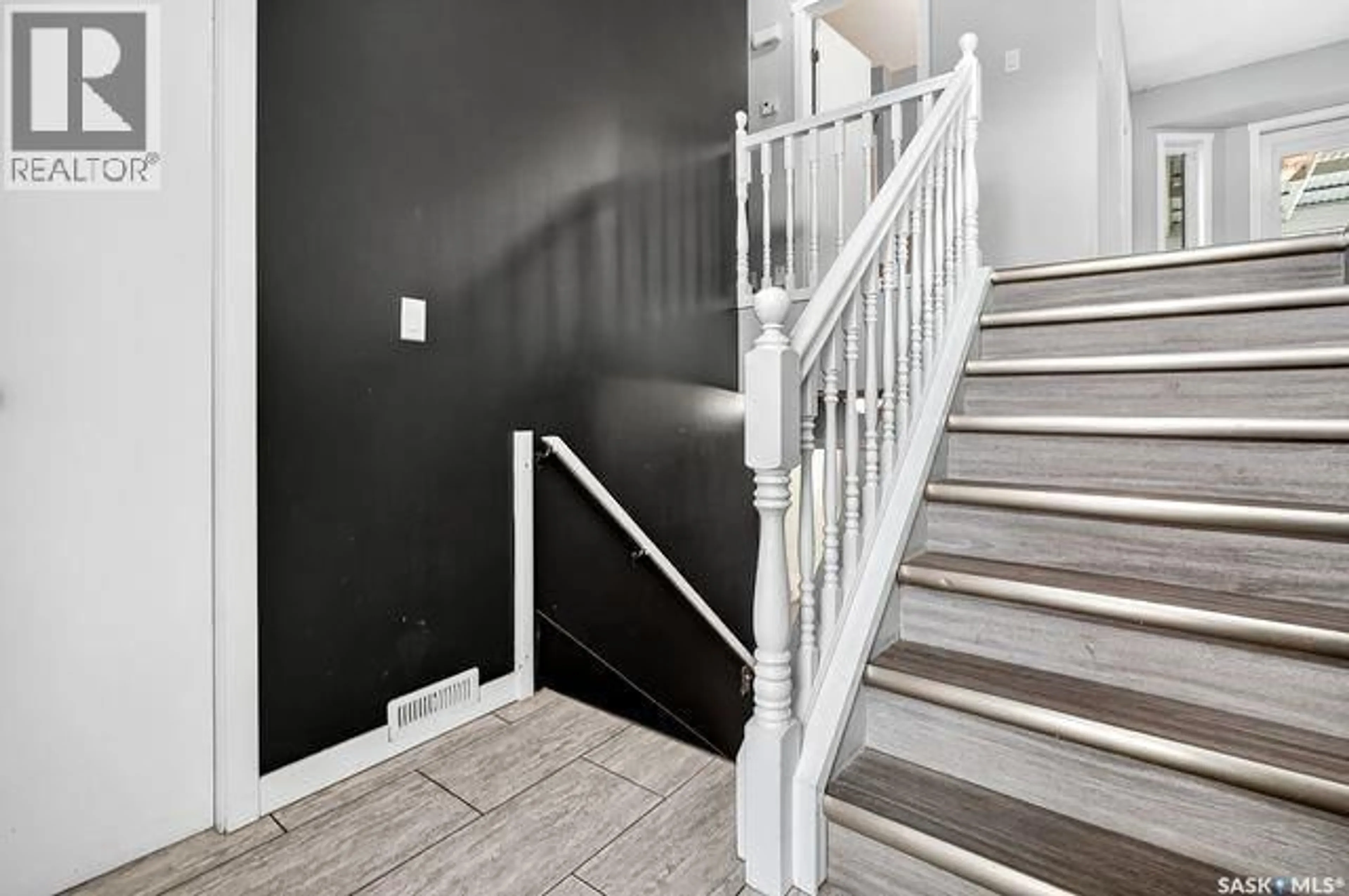 Stairs for 4 LEWRY CRESCENT, Moose Jaw Saskatchewan S6J1J8