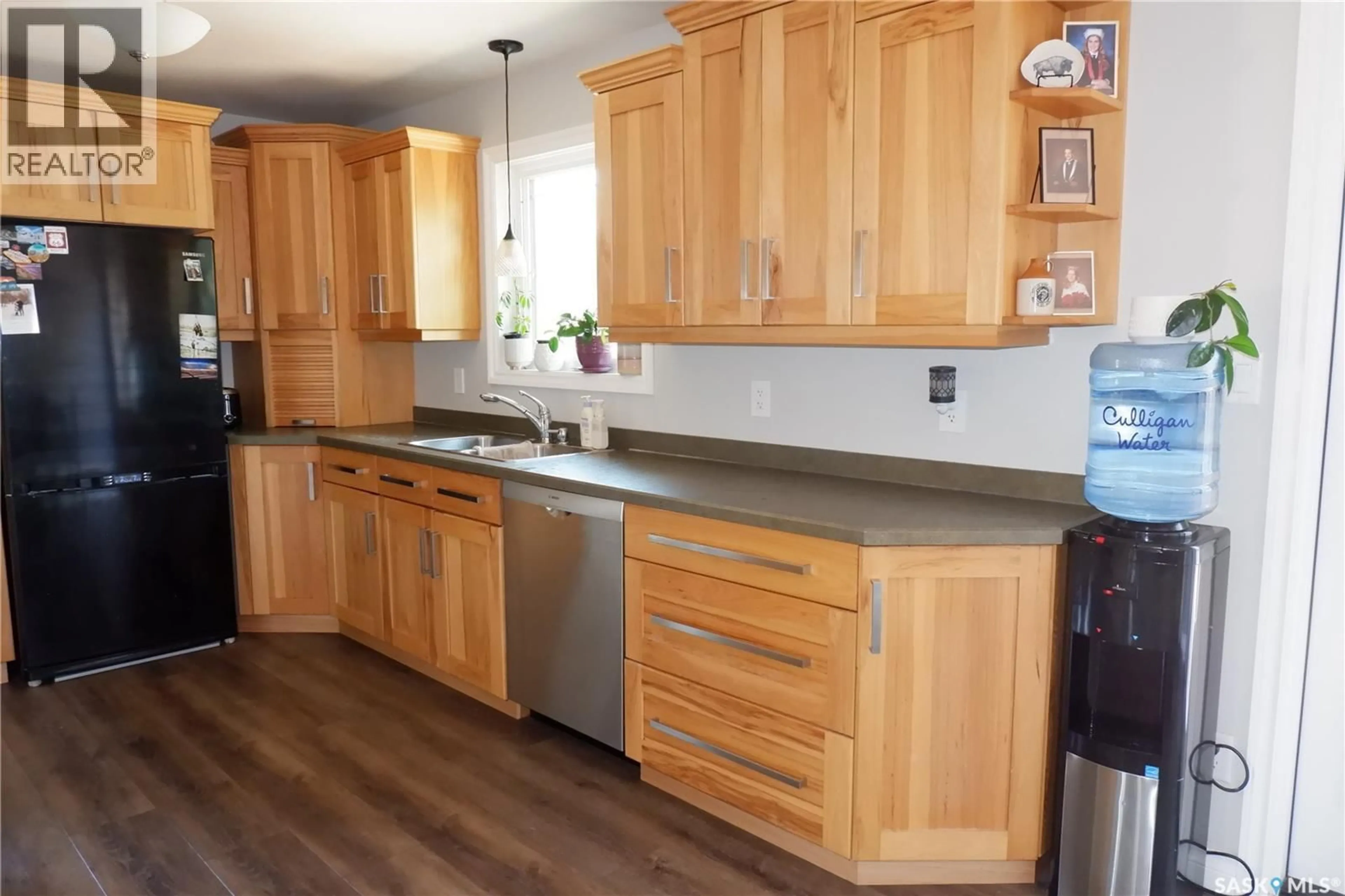 Standard kitchen, wood/laminate floor for 101 EMPIRE PLACE, Assiniboia Saskatchewan S0H0B0