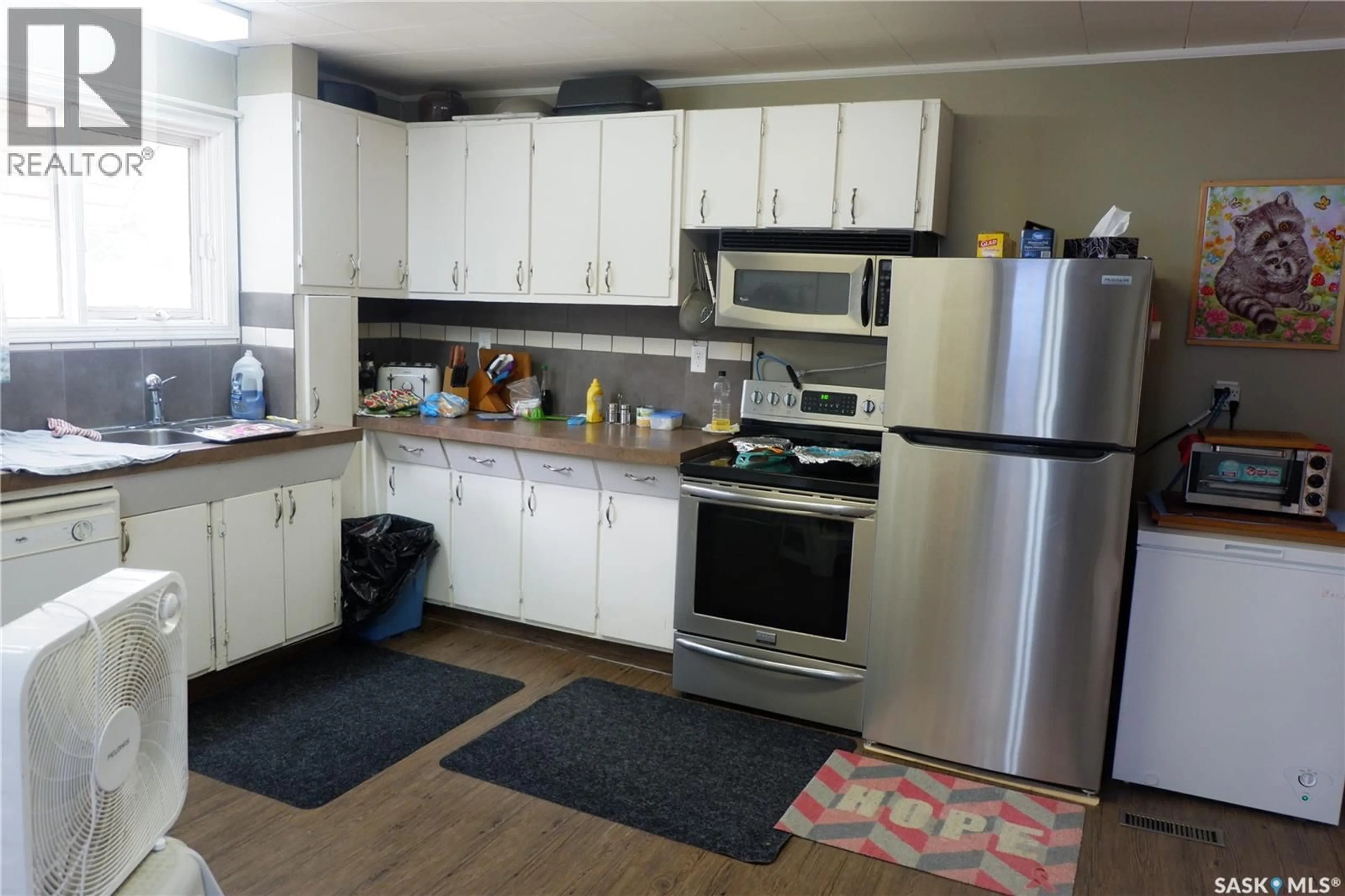 Standard kitchen, wood/laminate floor for 123 5TH AVENUE, Assiniboia Saskatchewan S0H0B0