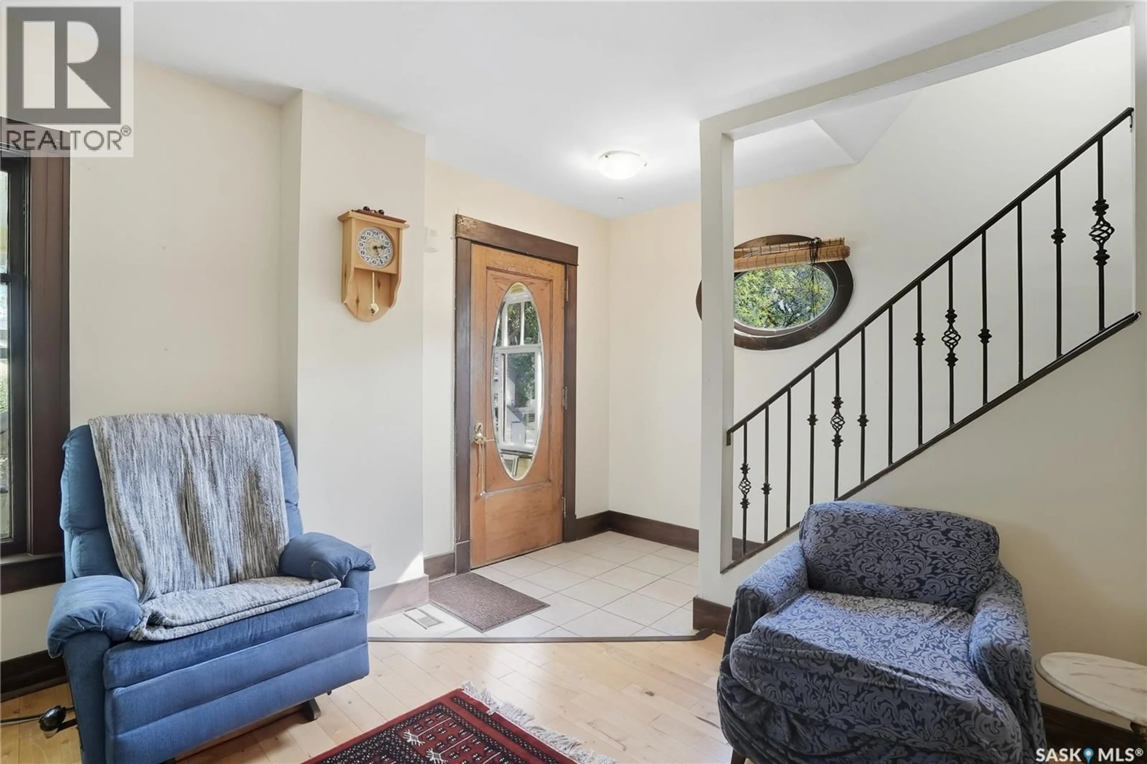 Indoor entryway for 1111 C AVENUE, Saskatoon Saskatchewan S7L1K3