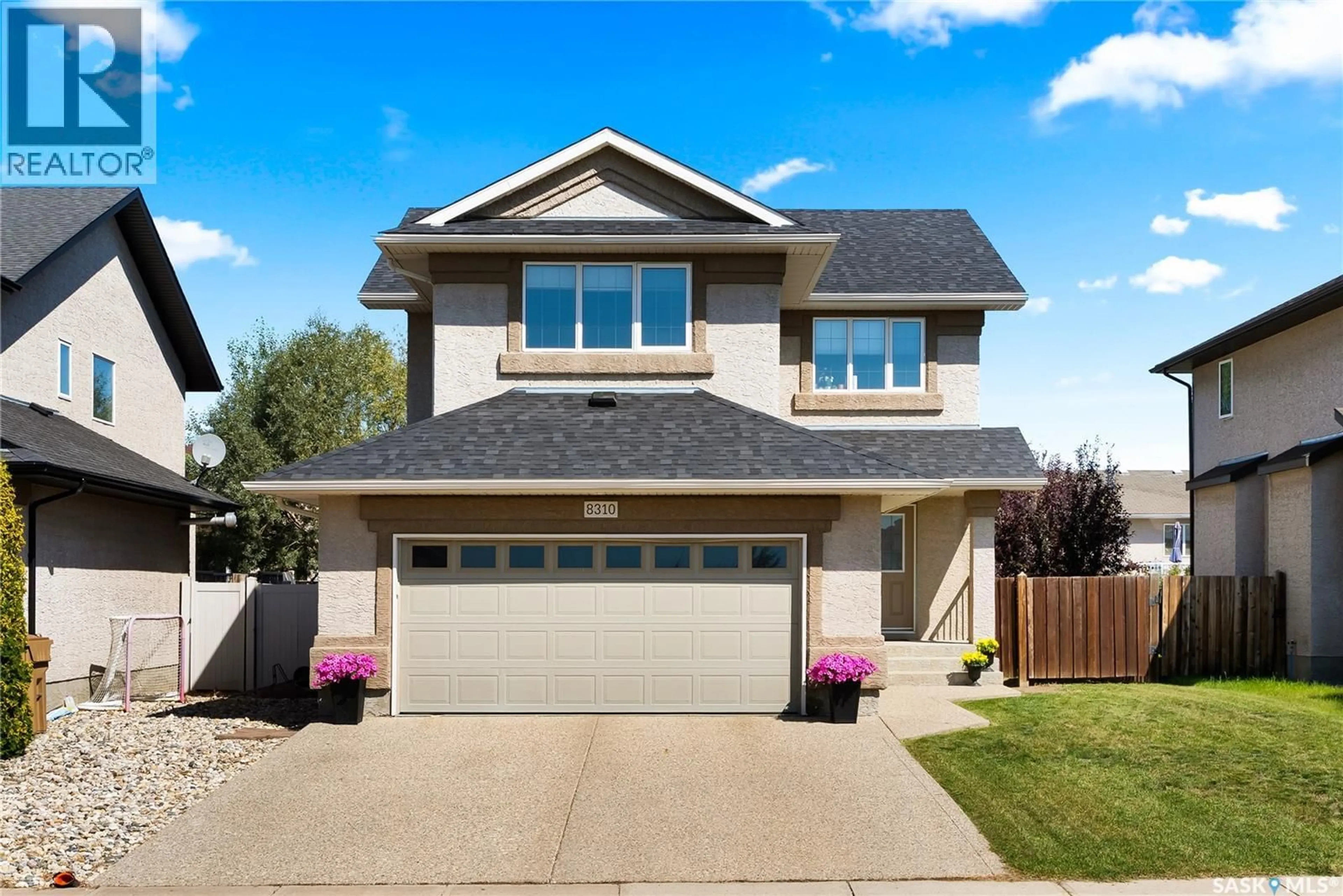 Home with vinyl exterior material, street for 8310 WASCANA GARDENS WAY, Regina Saskatchewan S4V1E9