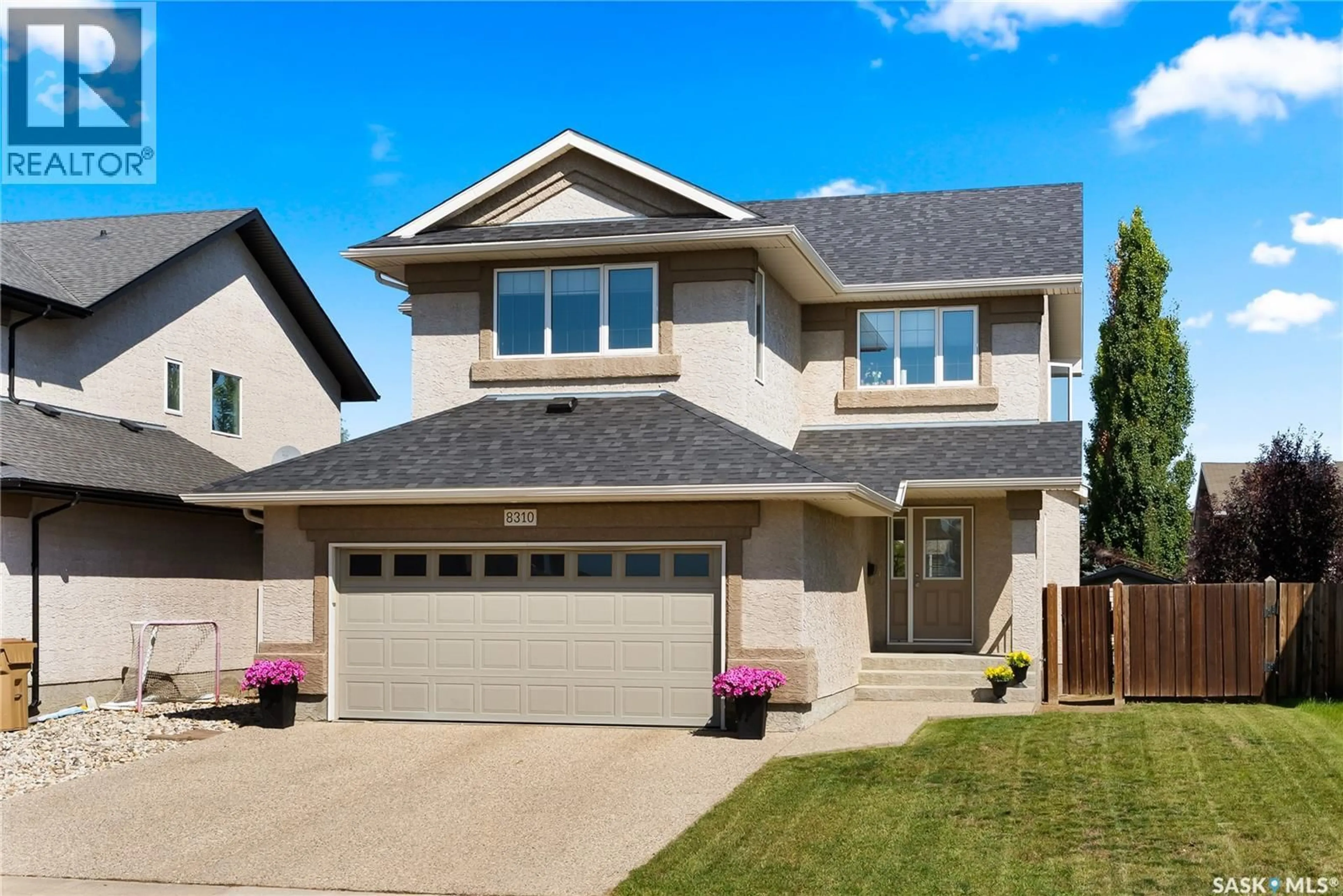 Home with vinyl exterior material, street for 8310 WASCANA GARDENS WAY, Regina Saskatchewan S4V1E9