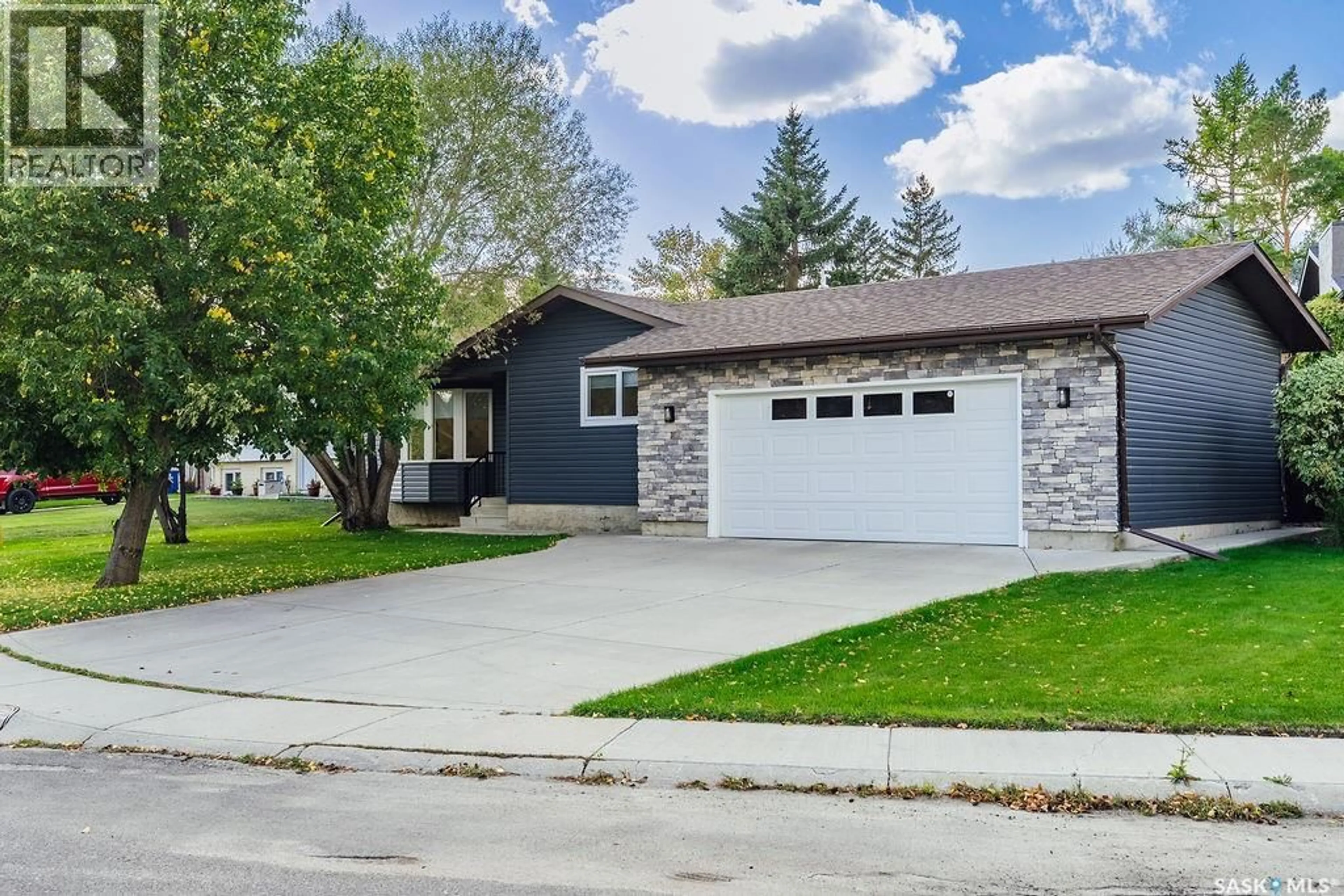 Home with vinyl exterior material, street for 322 STECHISHIN WAY, Saskatoon Saskatchewan S7K5R1