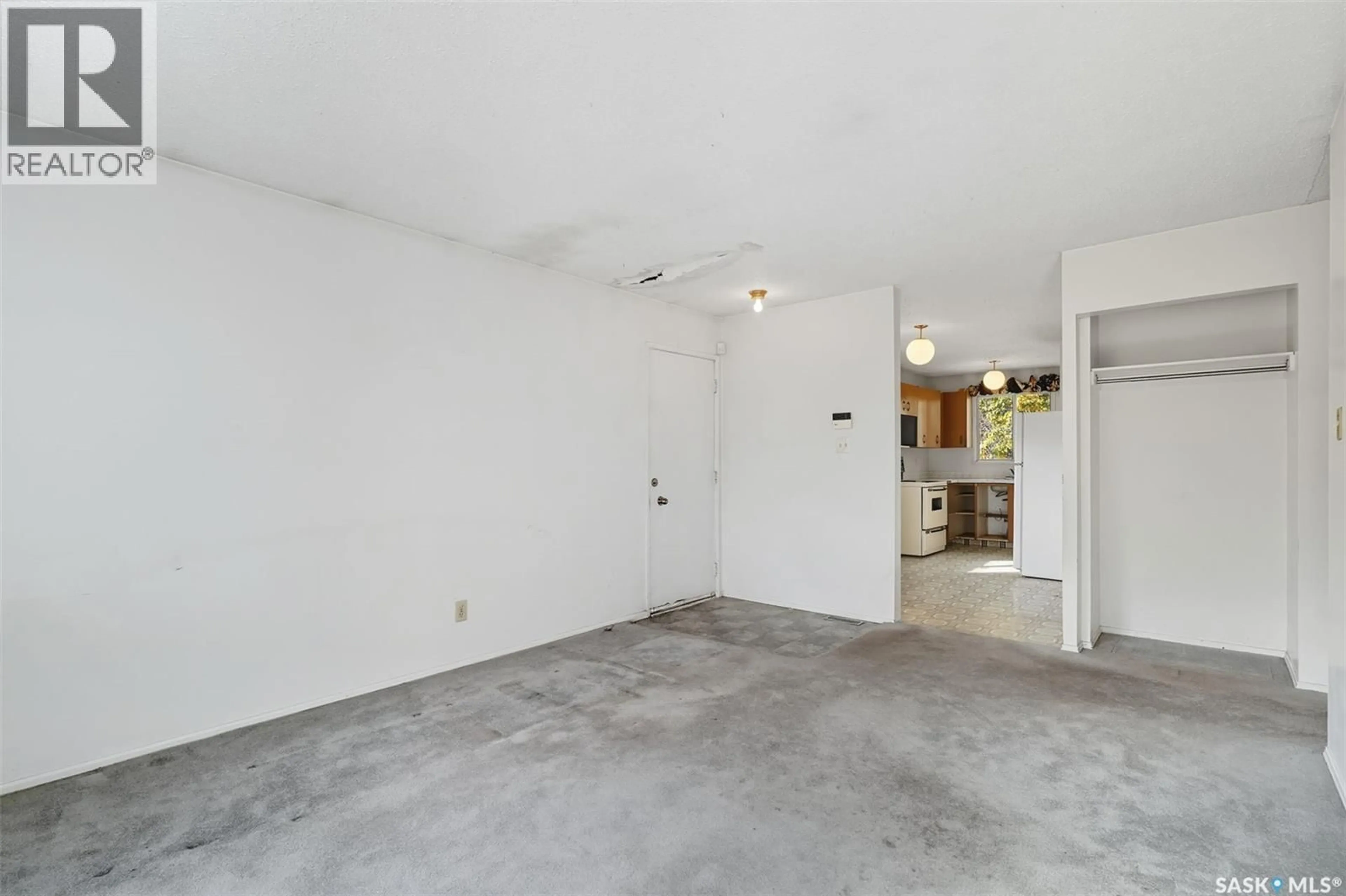 Indoor garage for 62 DOMINION CRESCENT, Saskatoon Saskatchewan S7L4N7