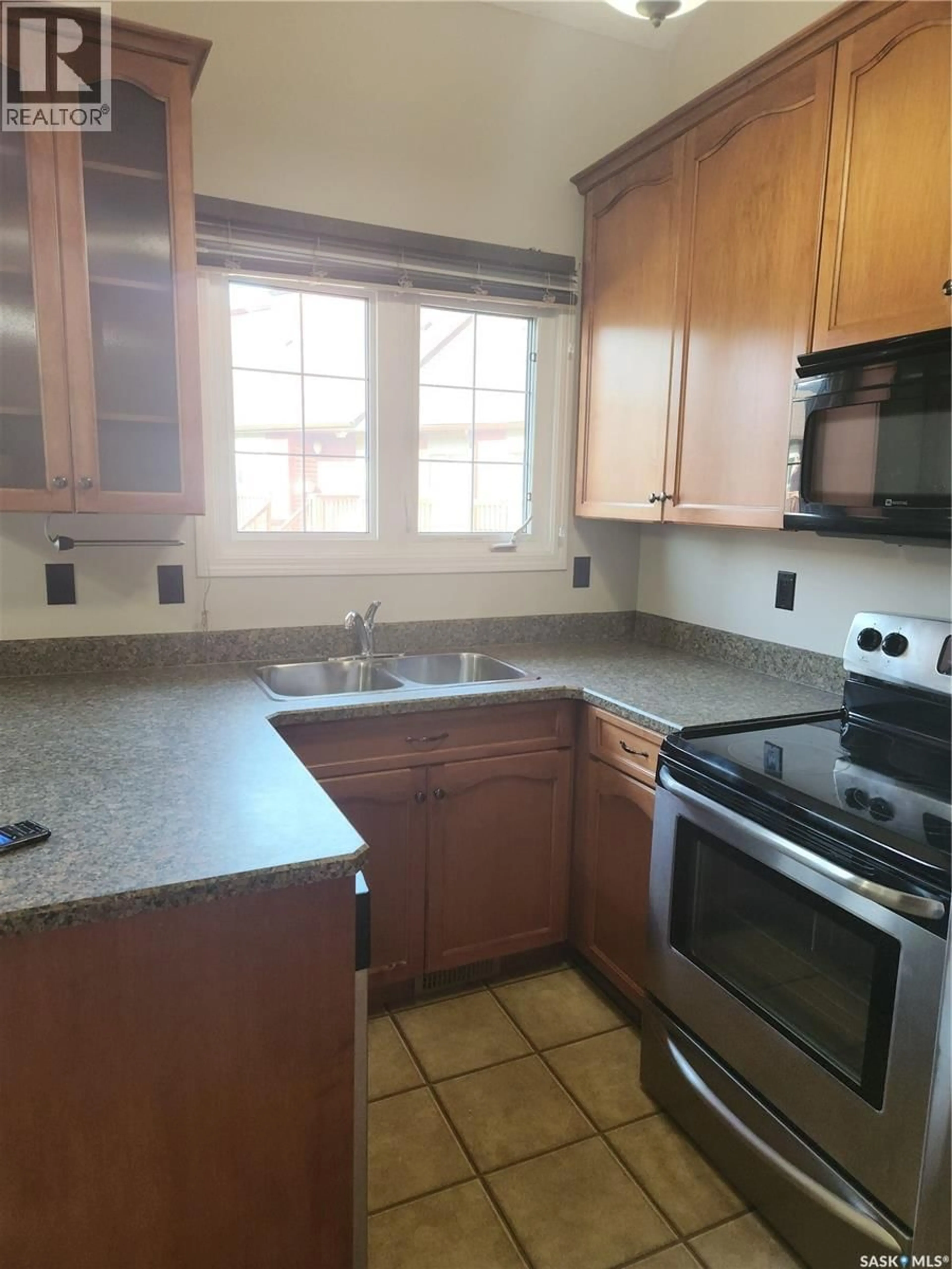 Standard kitchen, ceramic/tile floor for 331 - 62 PENDYGRASSE ROAD, Saskatoon Saskatchewan S7M4R3