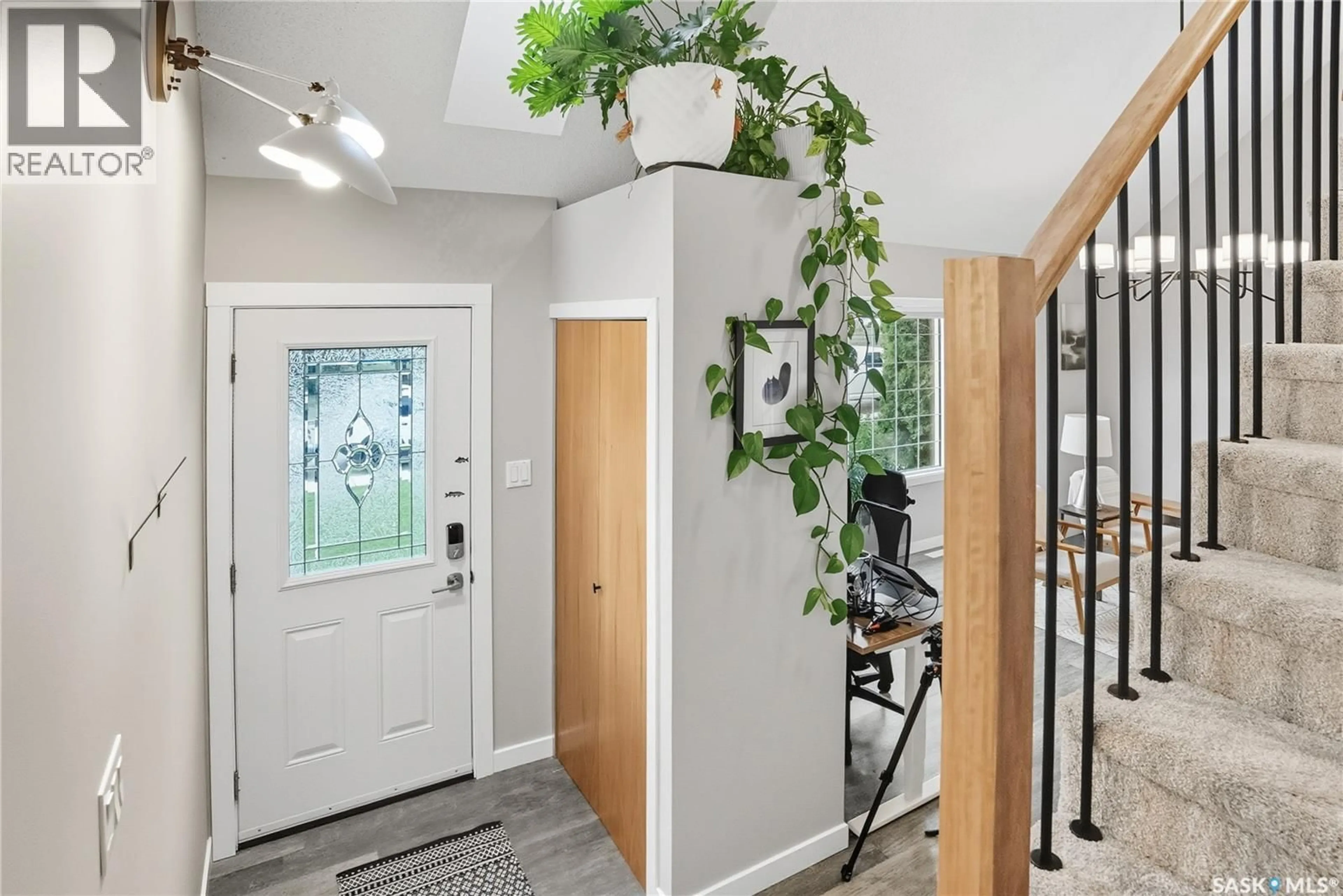 Indoor entryway for 1312 5TH AVENUE, Saskatoon Saskatchewan S7K2S2