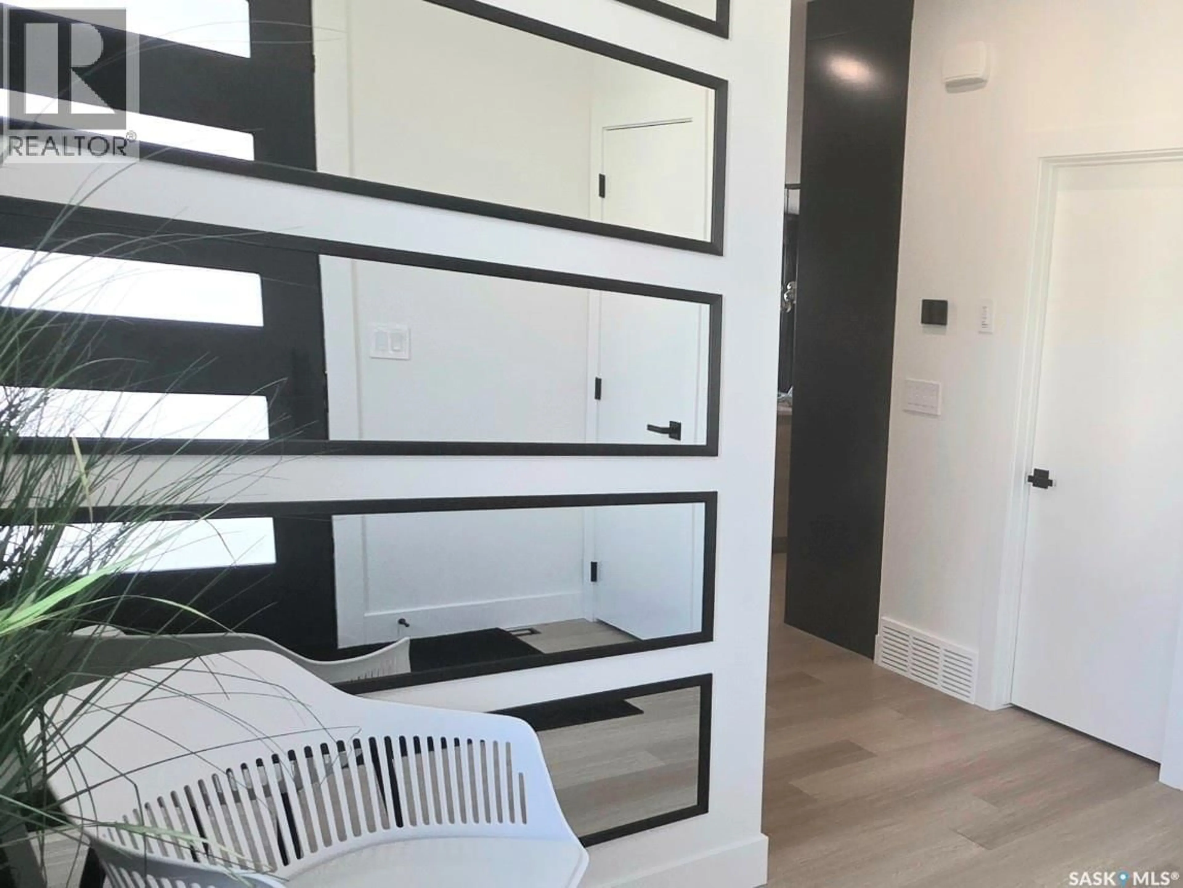 Indoor entryway for 443 WOOLF BEND, Saskatoon Saskatchewan S7W1E4