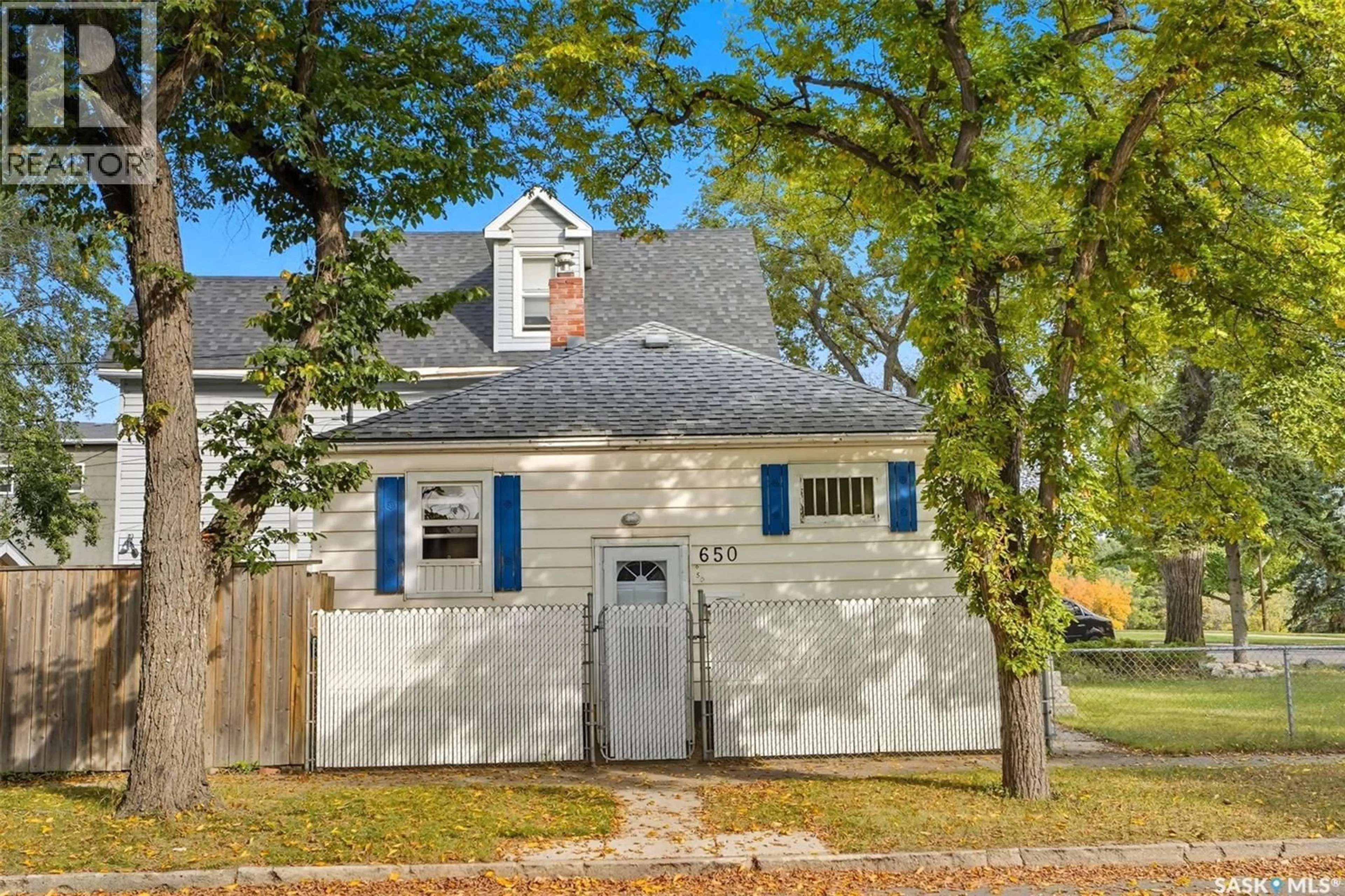 Home with vinyl exterior material, street for 650 SPADINA CRESCENT, Saskatoon Saskatchewan S7M1P1
