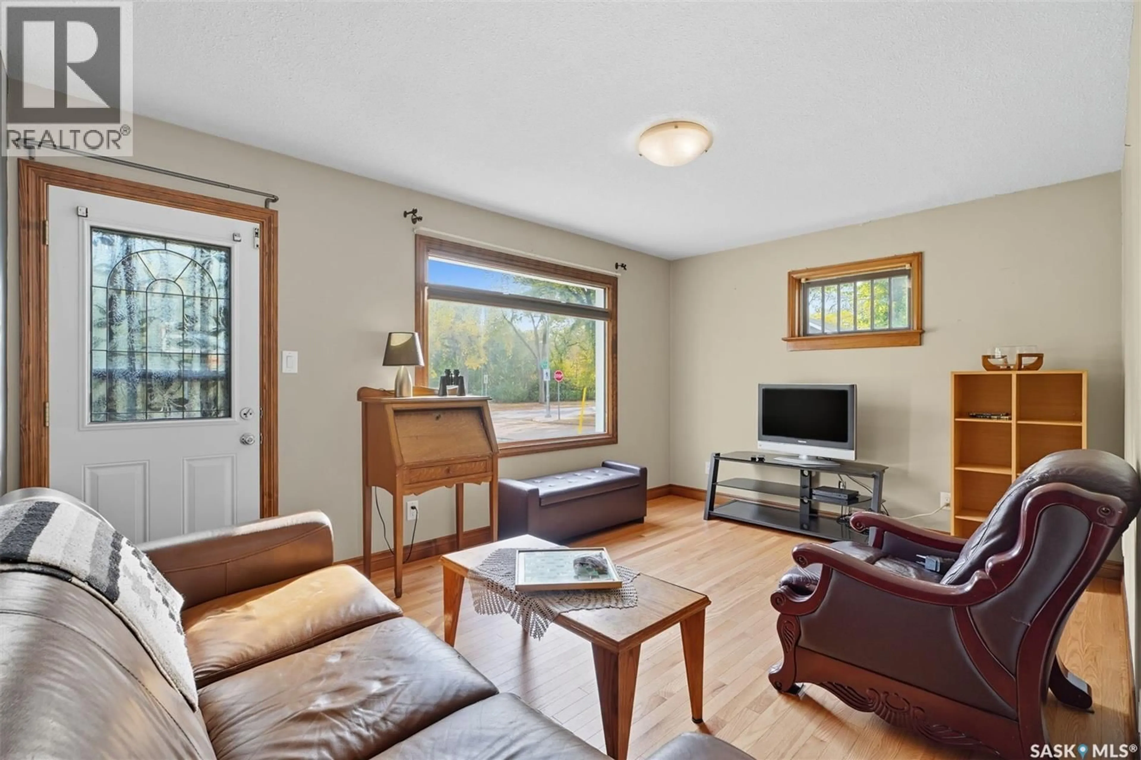 Living room with furniture, unknown for 650 SPADINA CRESCENT, Saskatoon Saskatchewan S7M1P1