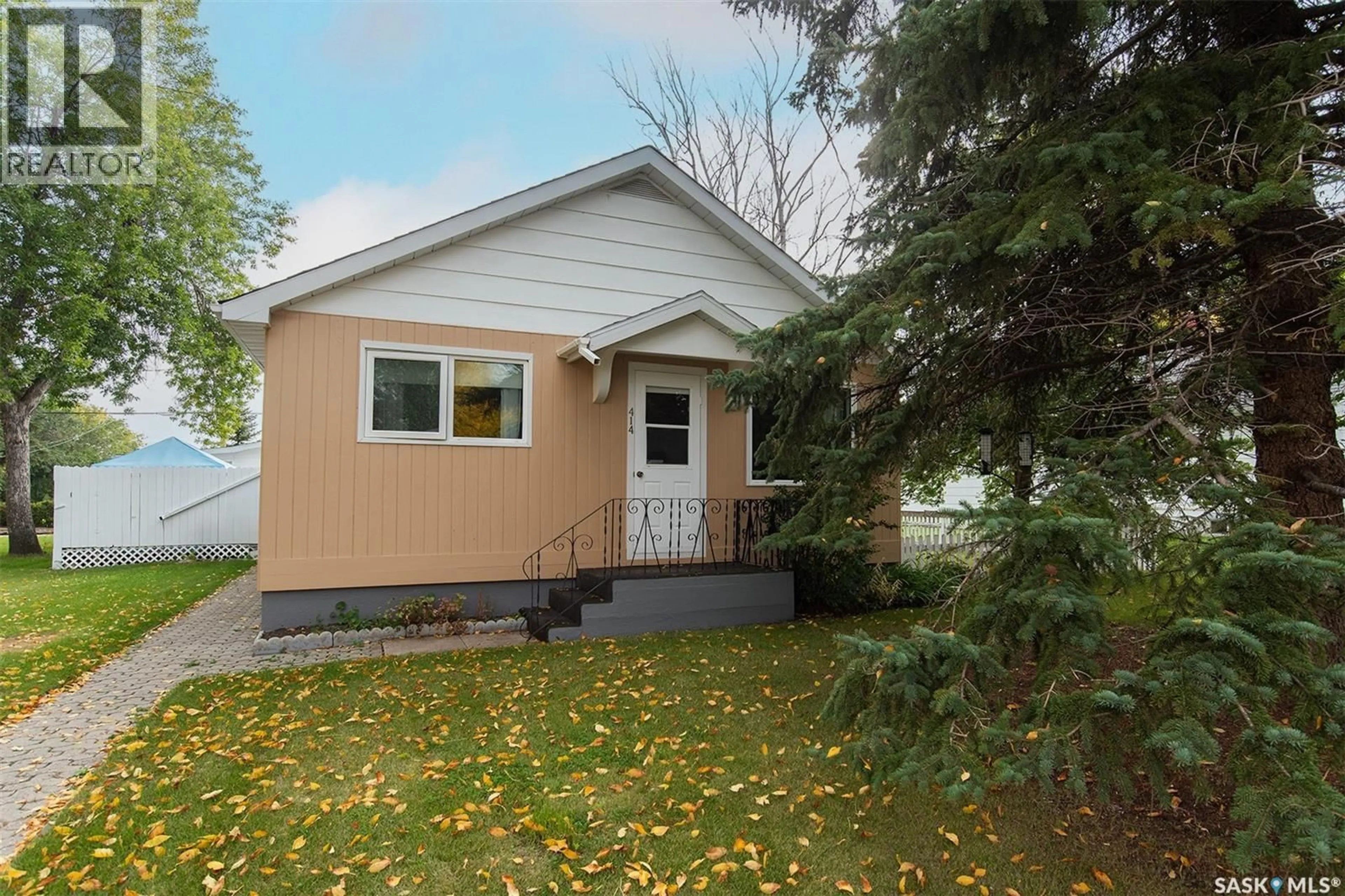 Home with vinyl exterior material, street for 414 3RD STREET, Wynyard Saskatchewan S0A4T0