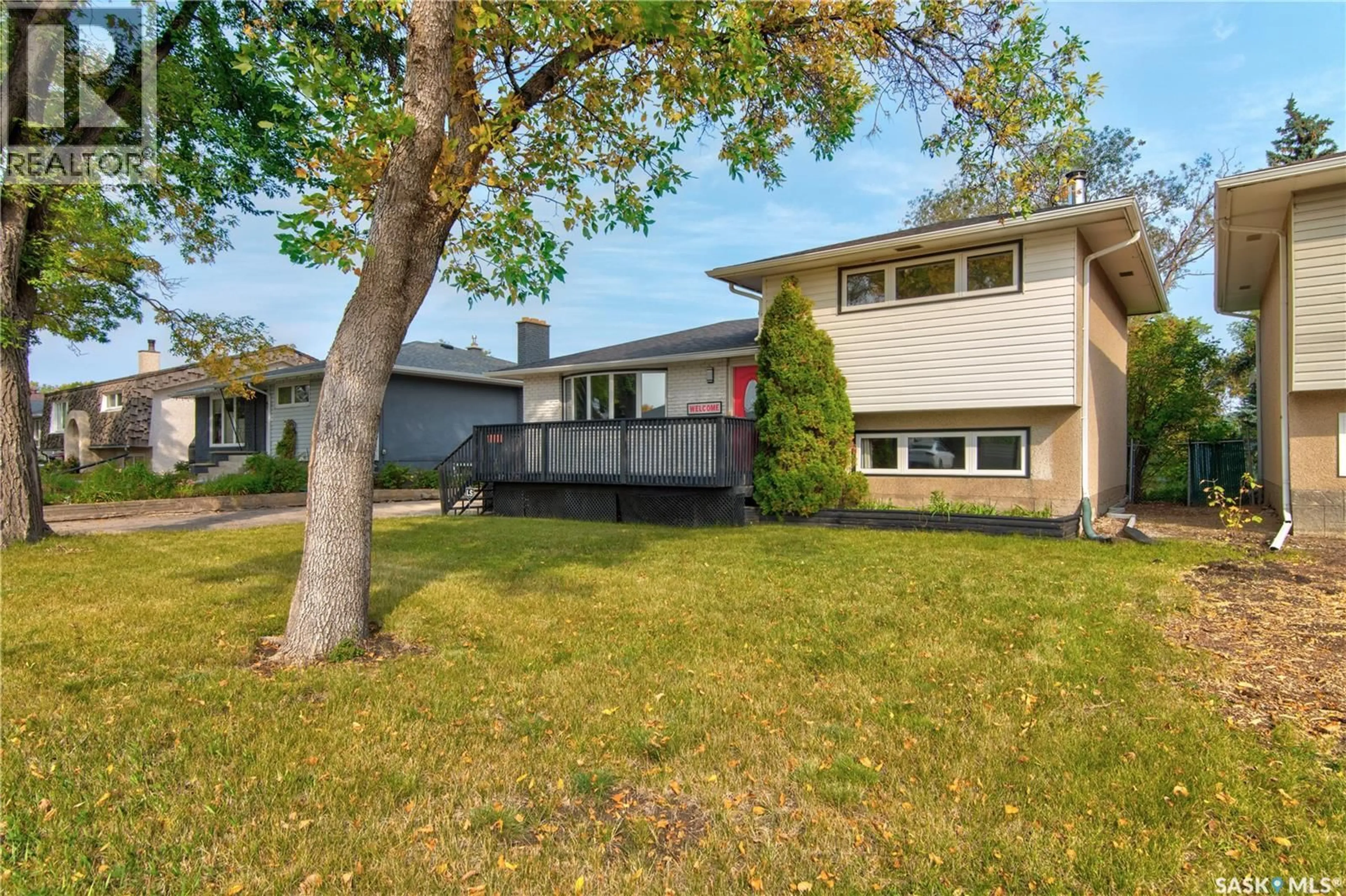 Home with vinyl exterior material, street for 130 WALDEN CRESCENT, Regina Saskatchewan S4N1L3