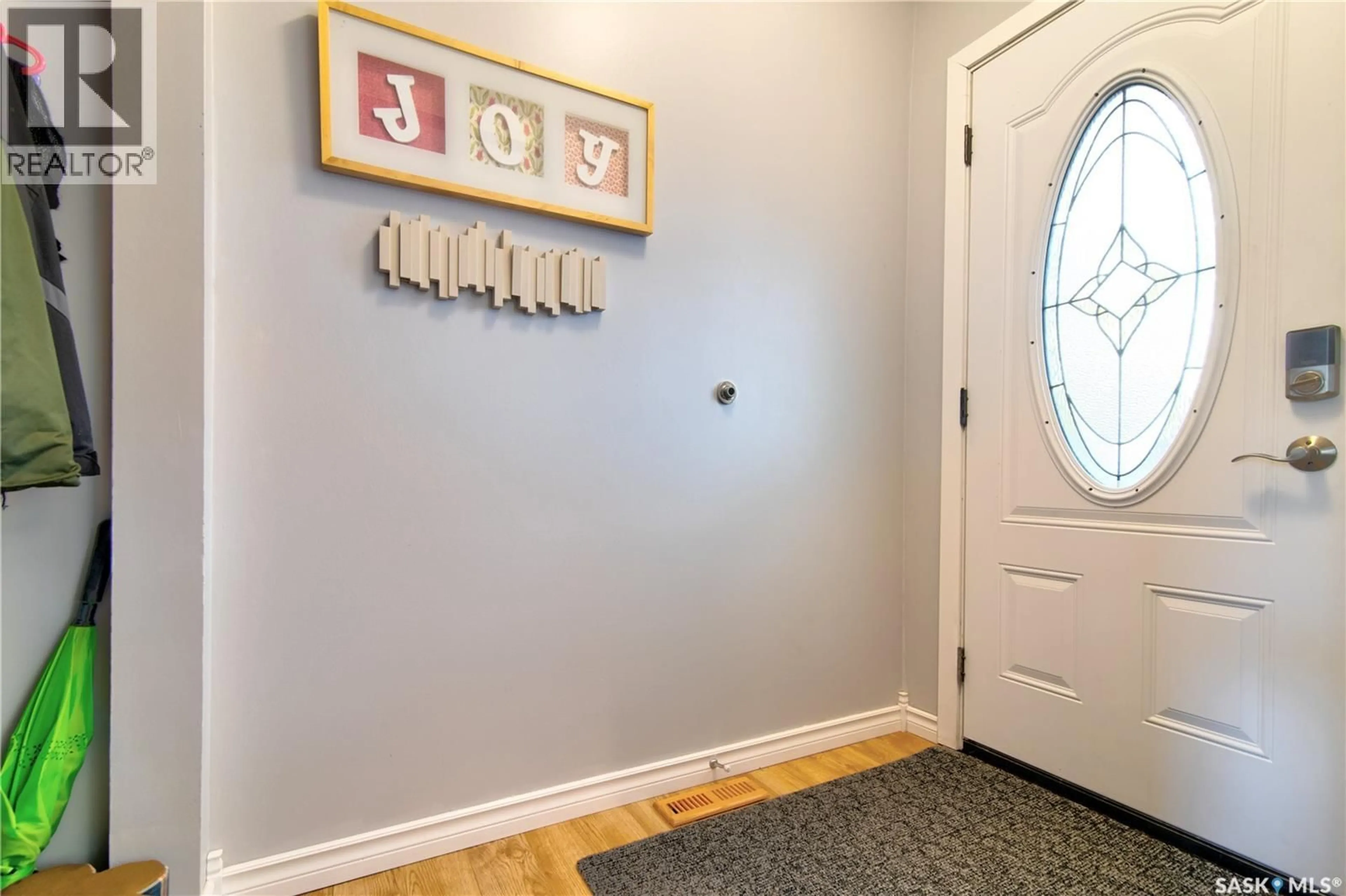Indoor entryway for 130 WALDEN CRESCENT, Regina Saskatchewan S4N1L3
