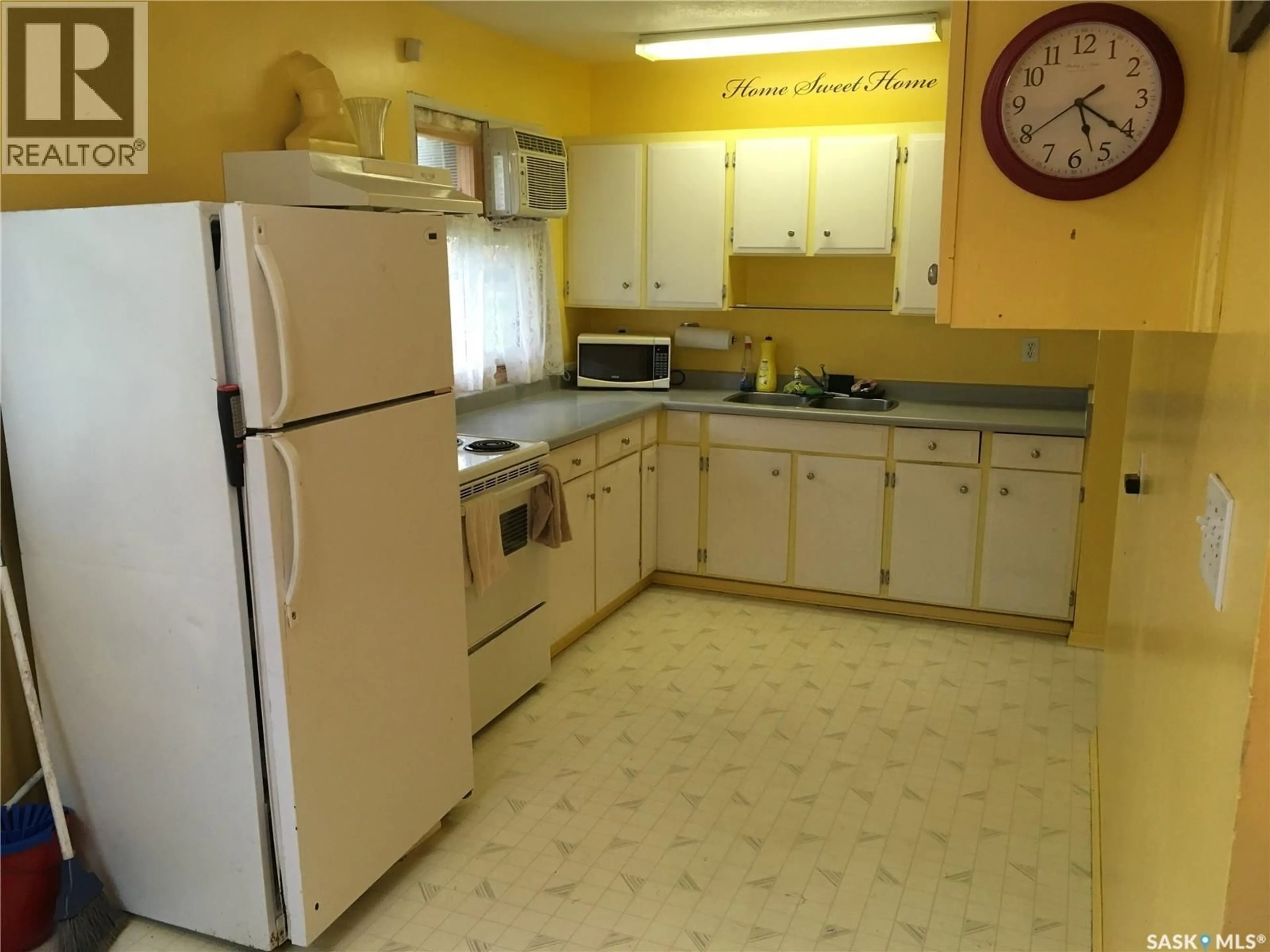 Standard kitchen, ceramic/tile floor for 113 1ST STREET, Smeaton Saskatchewan S0J2J0
