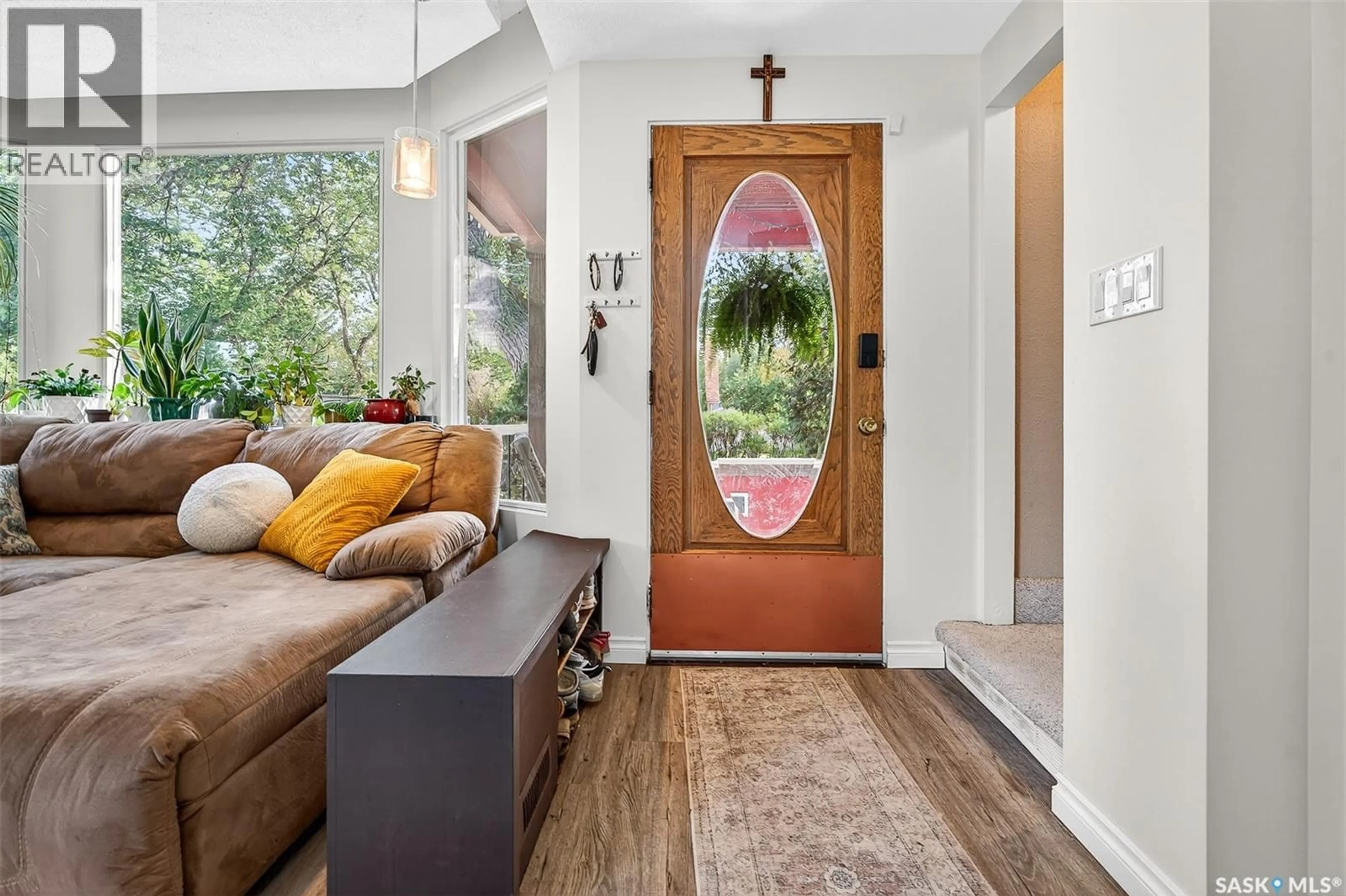 Indoor entryway for 1086 5TH AVENUE, Moose Jaw Saskatchewan S6H3Y4
