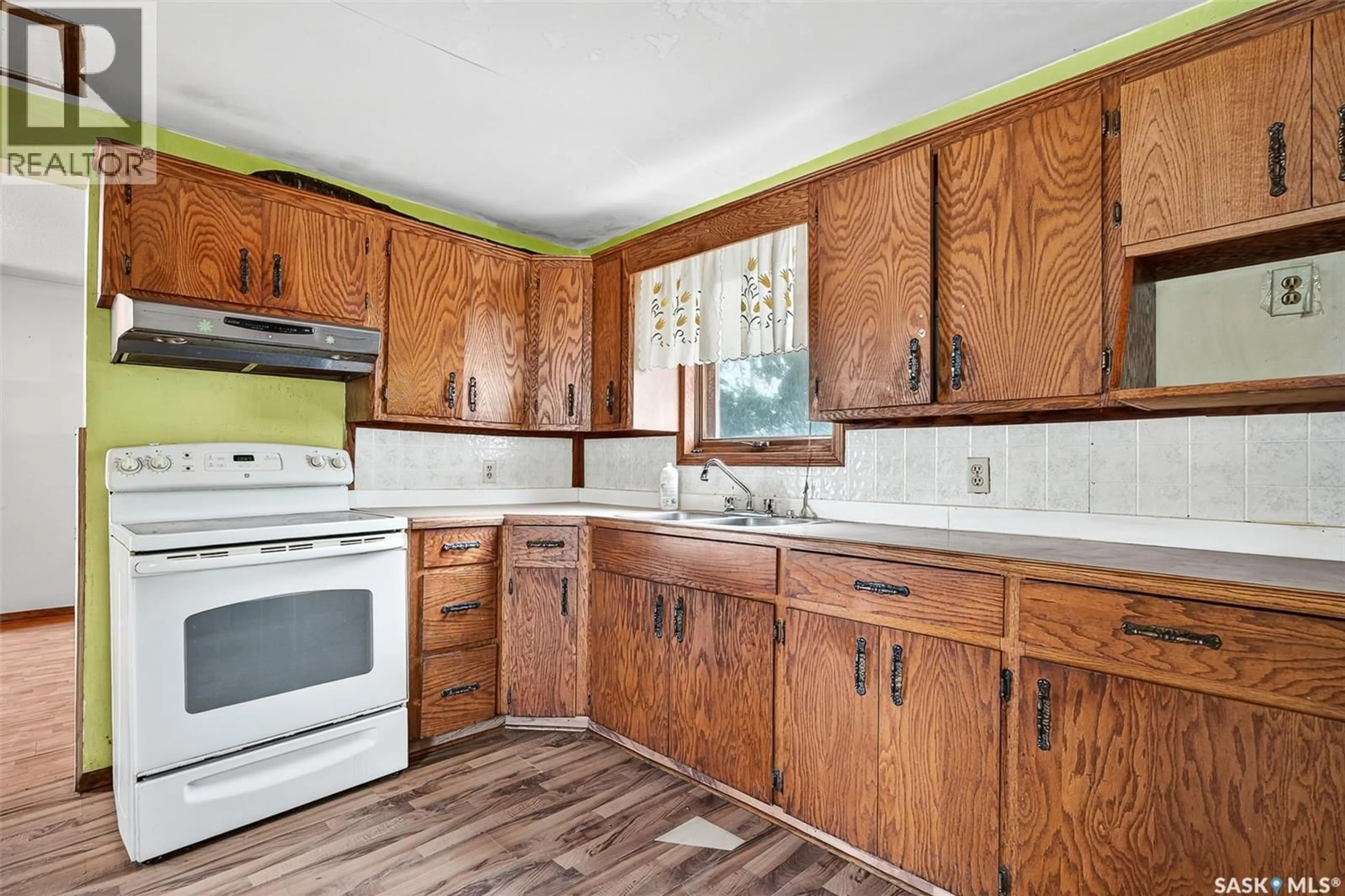 Standard kitchen, unknown for 1038 ATHABASCA STREET, Moose Jaw Saskatchewan S6H0N2
