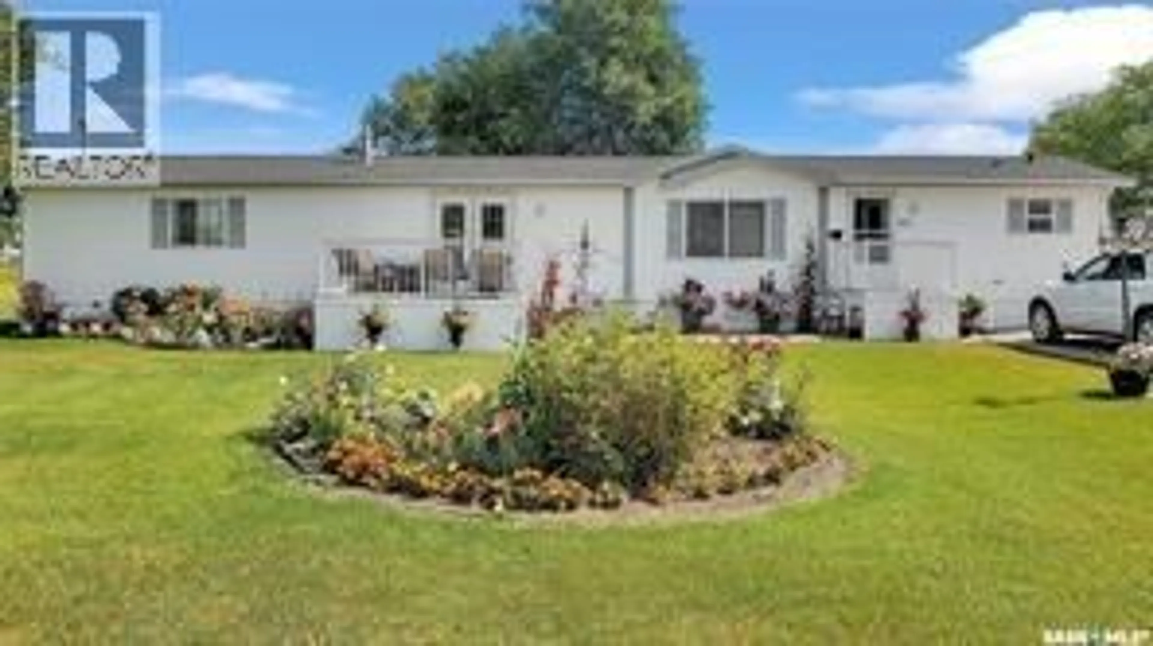Home with vinyl exterior material, unknown for 800 3RD AVENUE, Spy Hill Saskatchewan S0A3W0