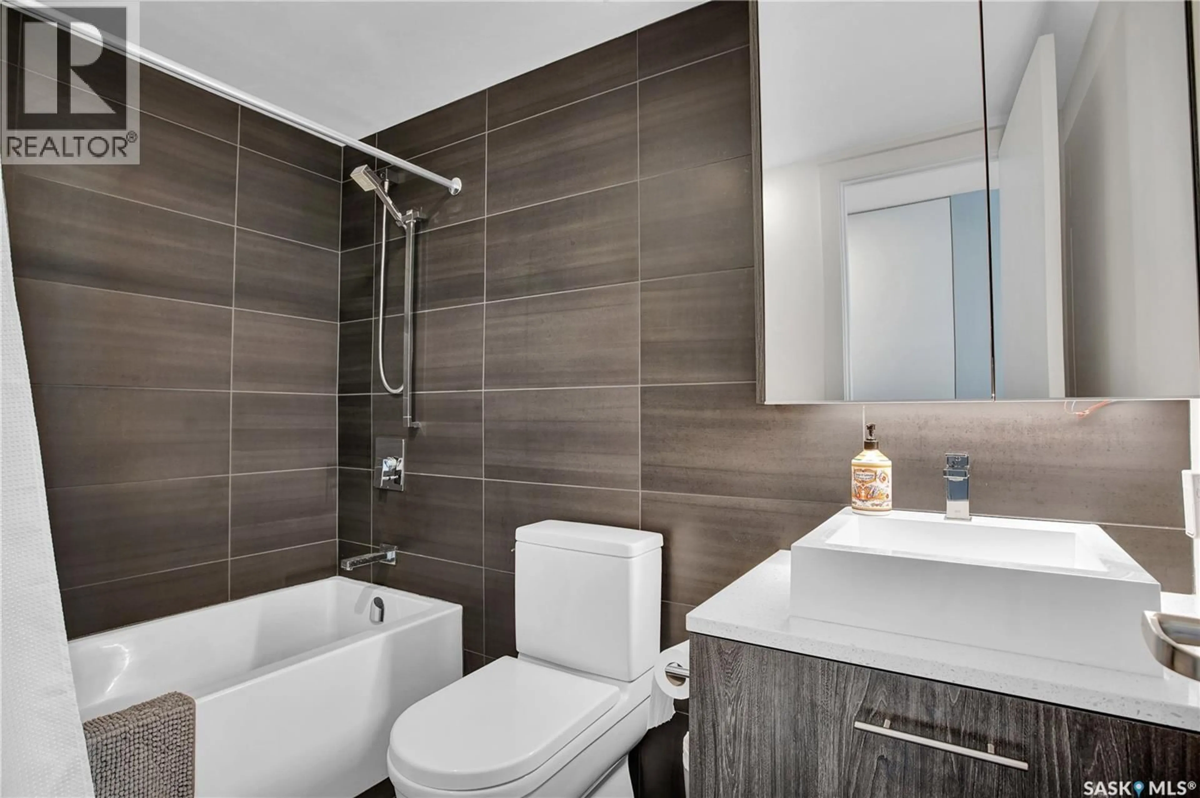 Standard bathroom, ceramic/tile floor for 490 - 1006 2ND AVENUE, Saskatoon Saskatchewan S7K4H5