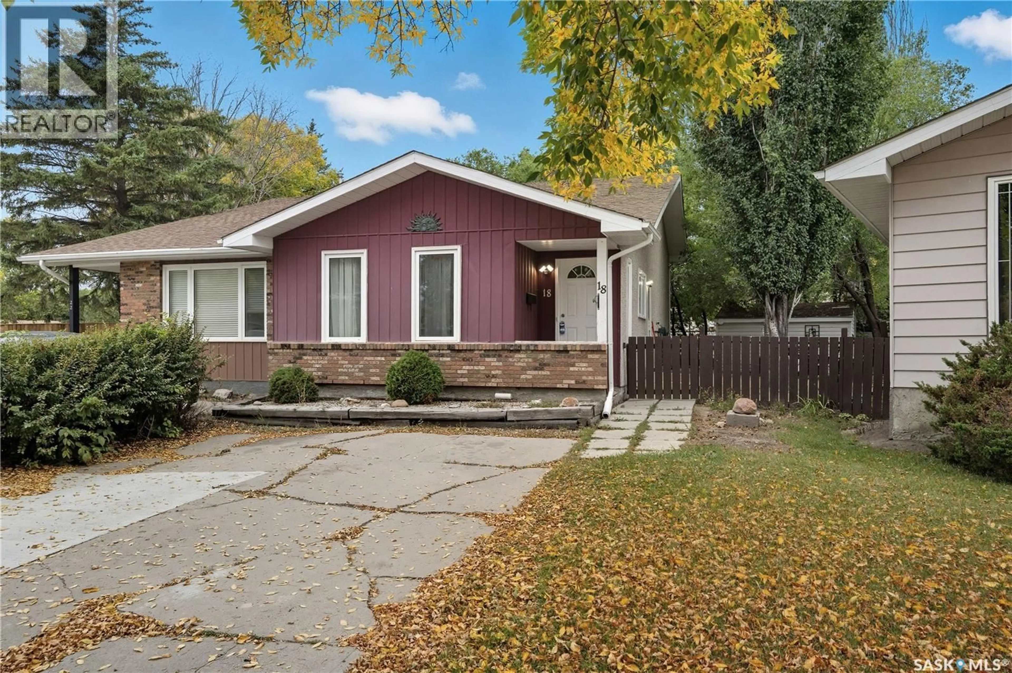 Home with vinyl exterior material, street for 18 LAWRIE BAY, Regina Saskatchewan S4X2B3
