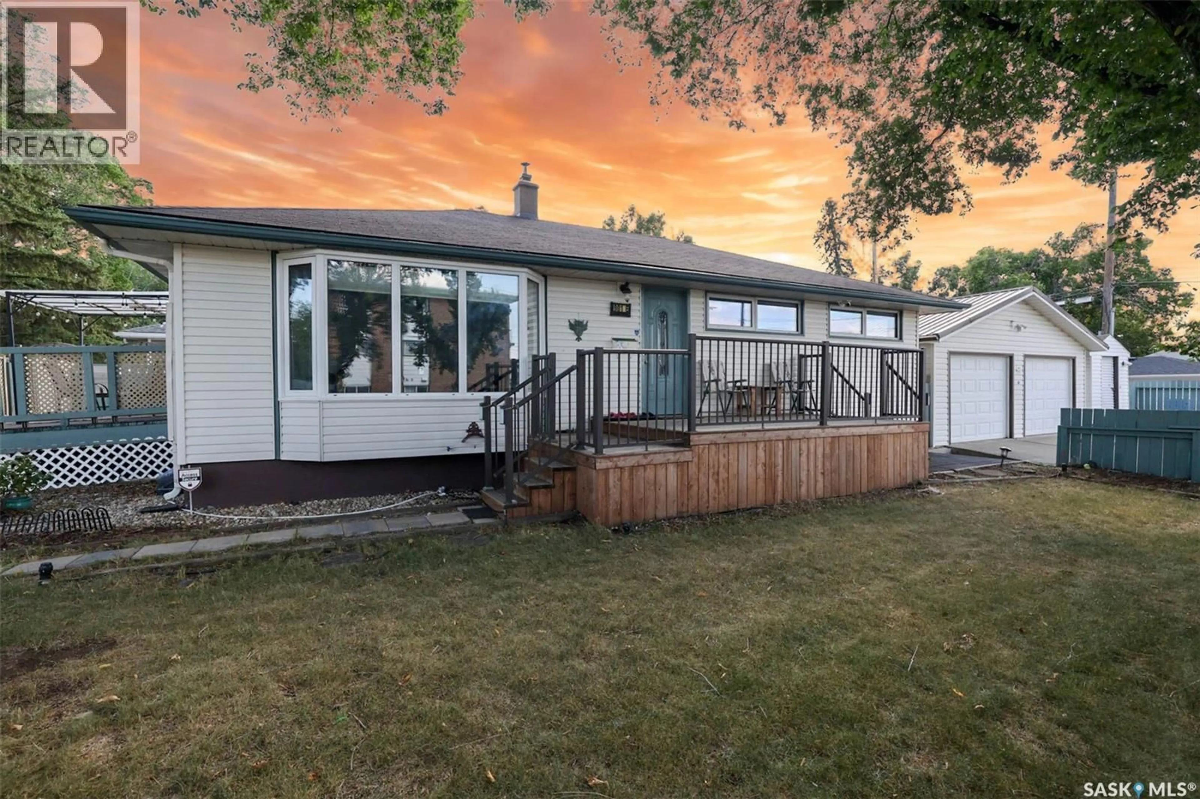 Home with vinyl exterior material, street for 901 17TH AVENUE, Regina Saskatchewan S4N0Y9