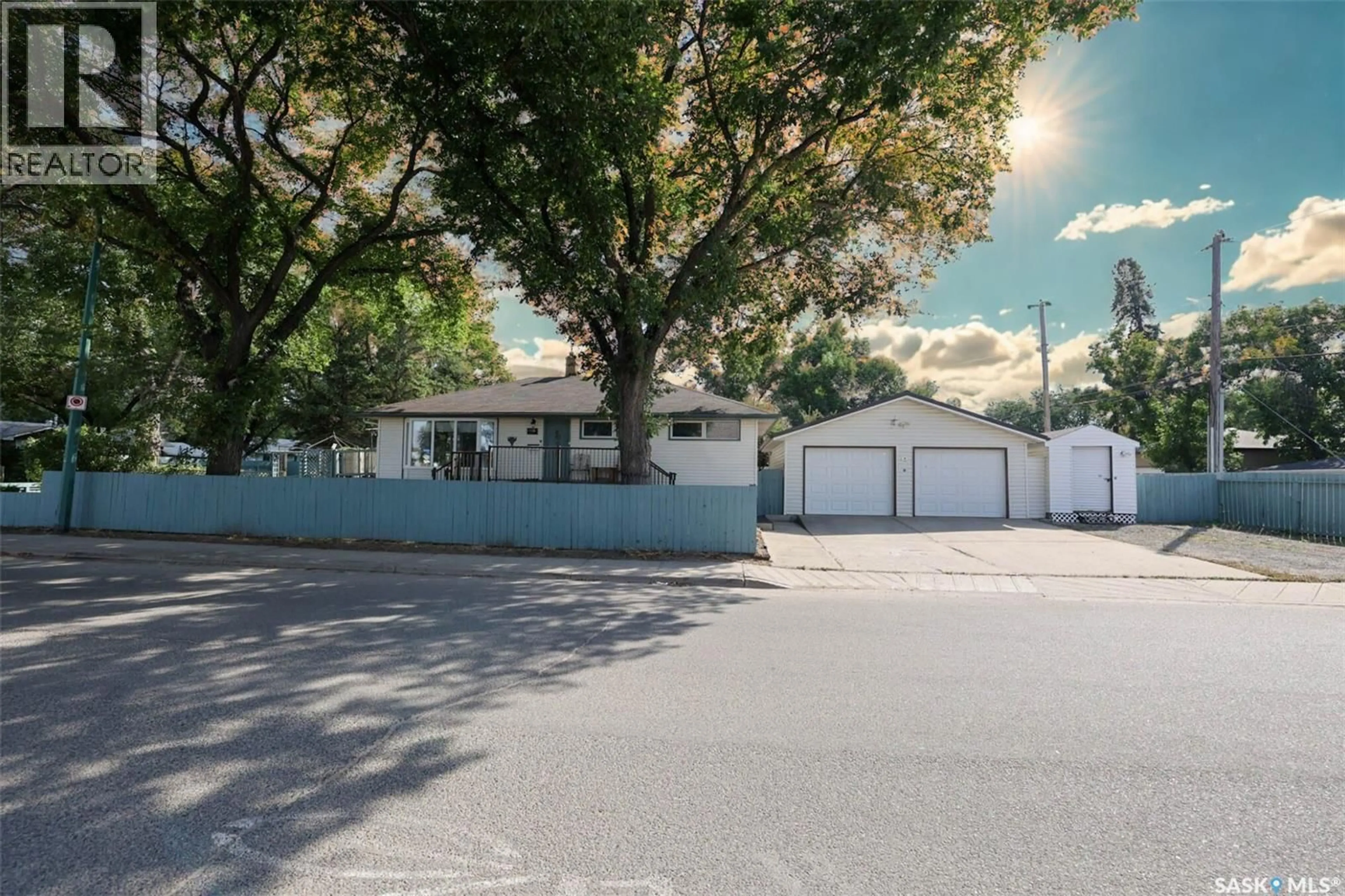 A pic from outside/outdoor area/front of a property/back of a property/a pic from drone, street for 901 17TH AVENUE, Regina Saskatchewan S4N0Y9